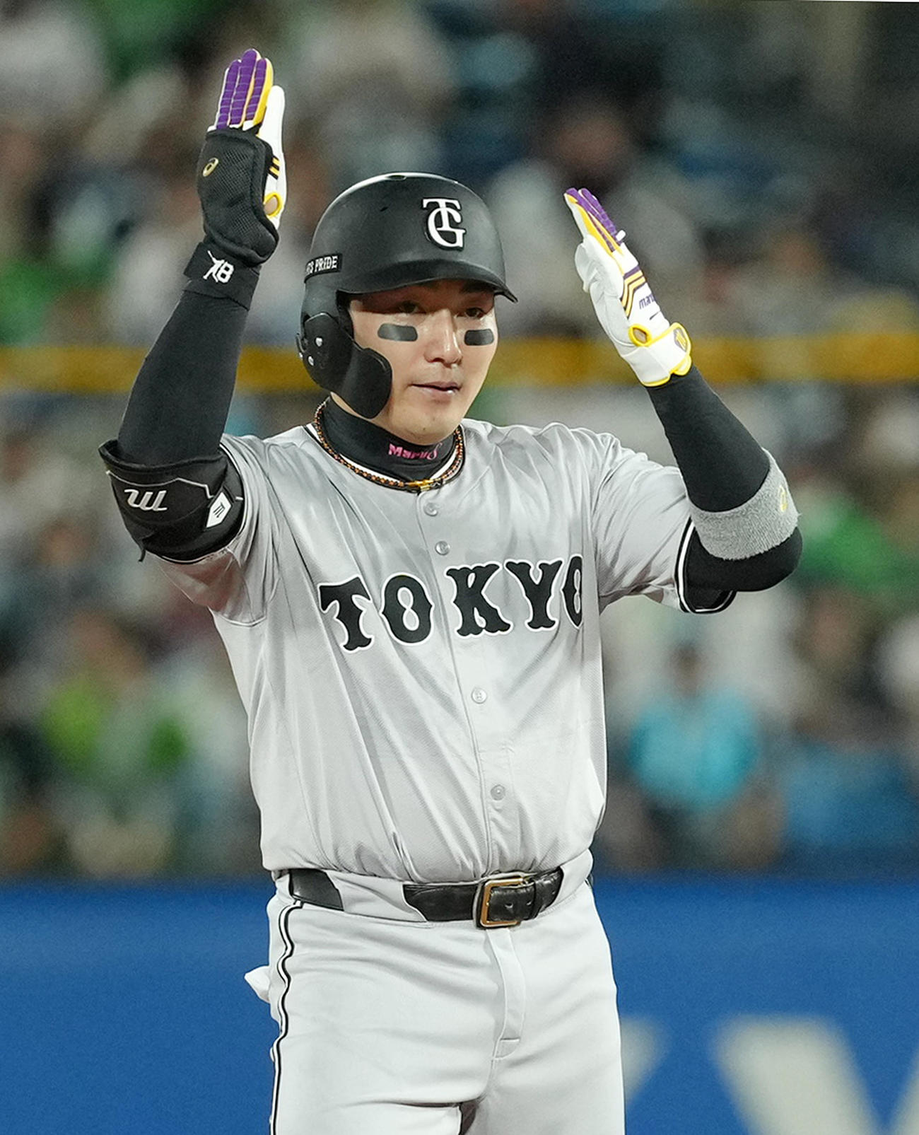 ヤクルト対巨人　4回表巨人無死、中二塁打を放ち、塁上でポーズをとる丸（撮影・菅敏）