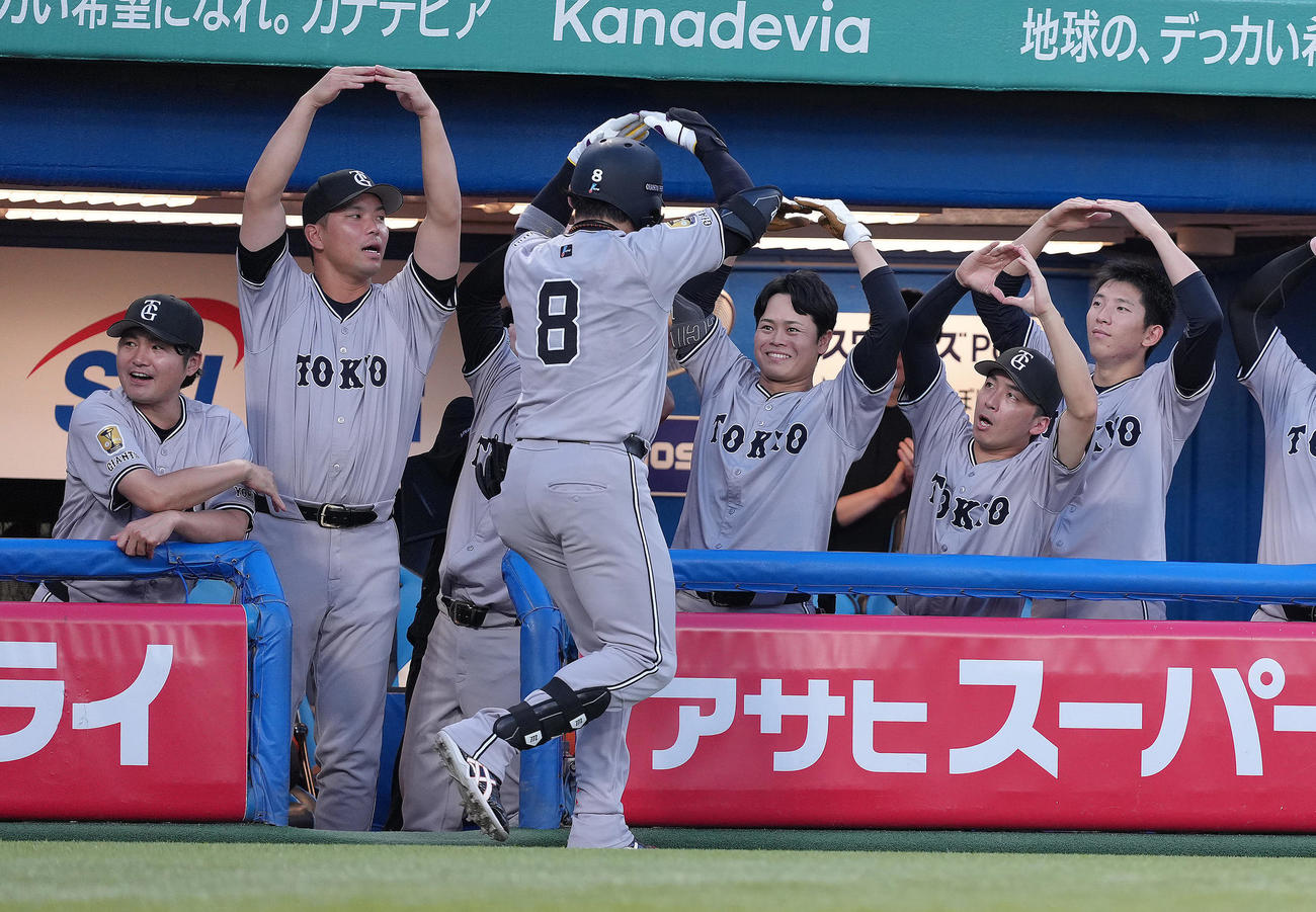 ヤクルト対巨人　1回表巨人1死二塁、丸（中央）は右越え2点本塁打を放ち戸郷（右端）らに「丸ポーズ」で迎えられる（撮影・足立雅史）