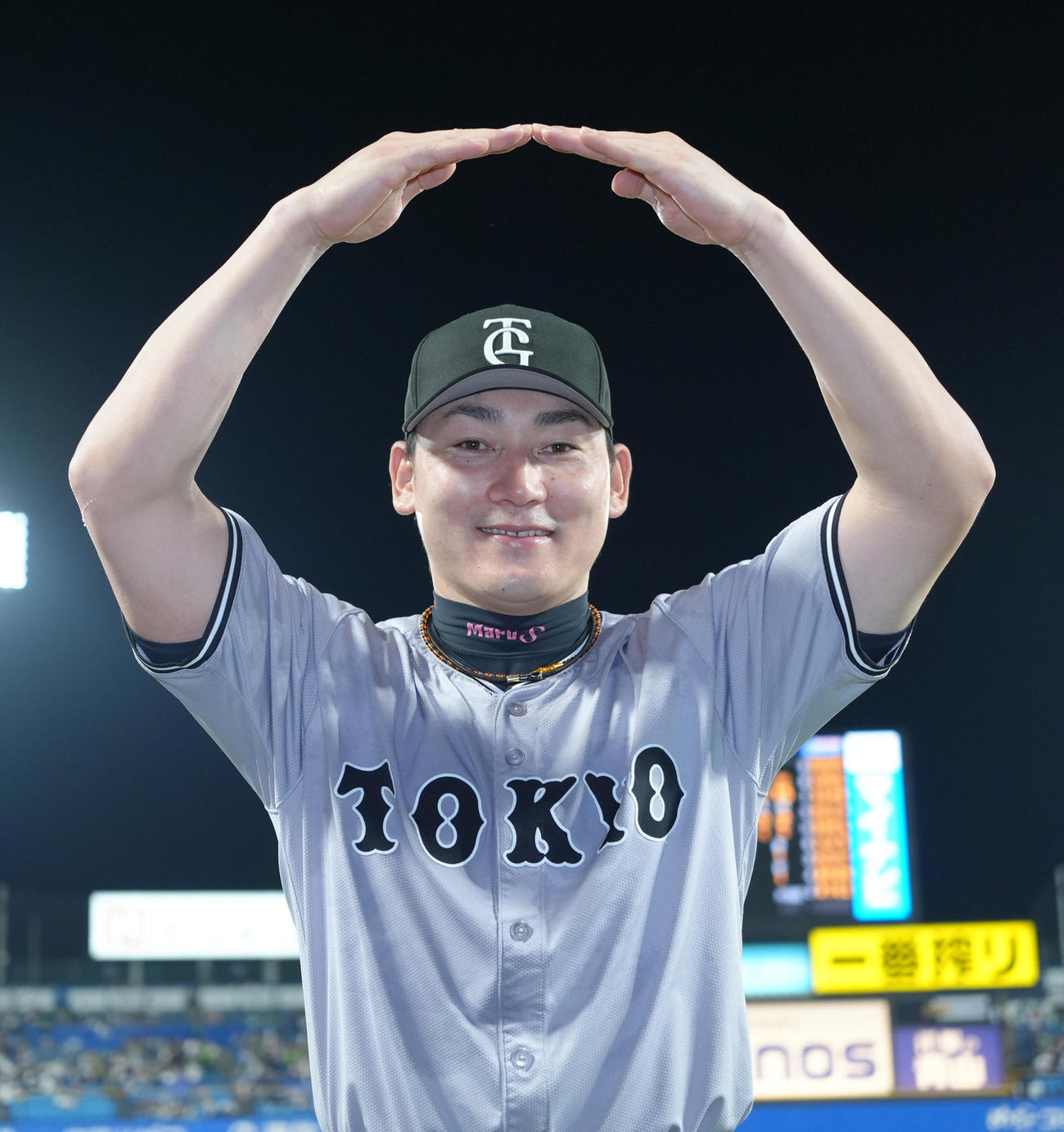 ヤクルト対巨人　サイクル安打を達成した巨人丸は、笑顔でポーズをとる（撮影・菅敏）