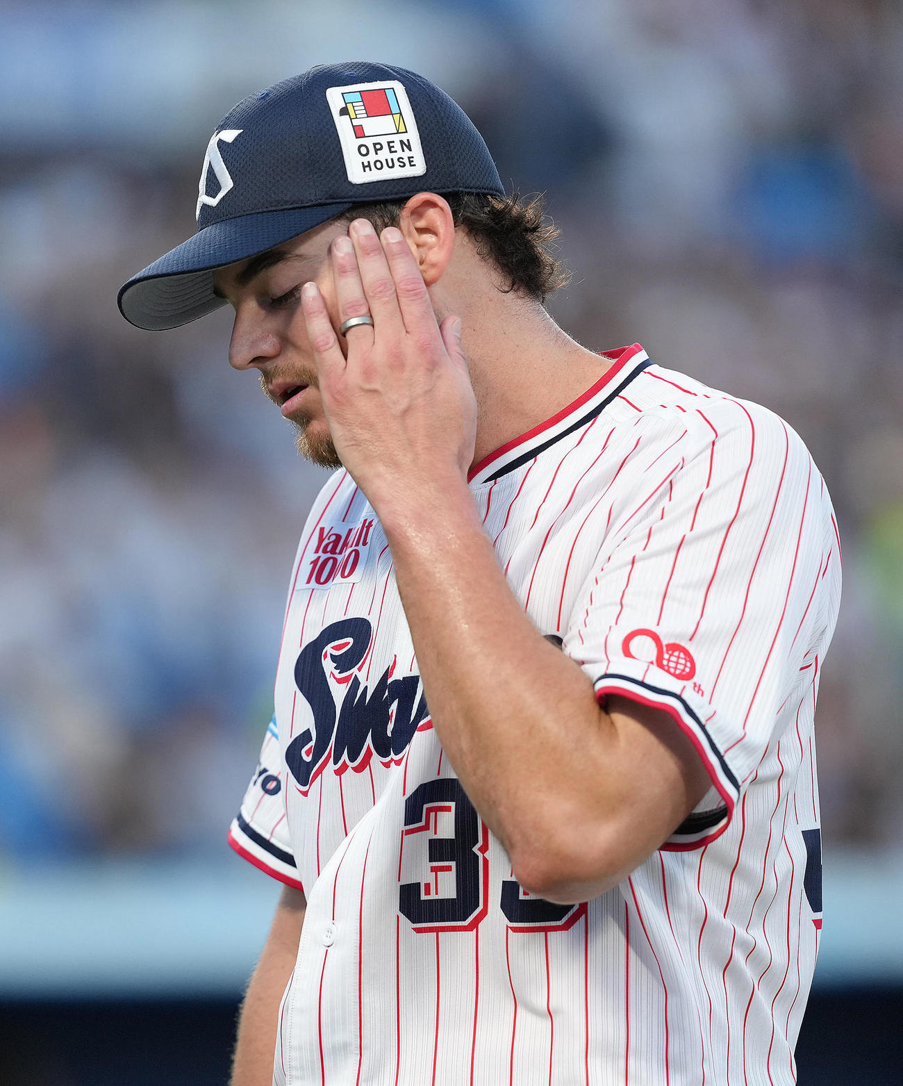 ヤクルト対巨人　1回、2点を失い浮かない表情を見せるヤクルトのランバート（撮影・足立雅史）