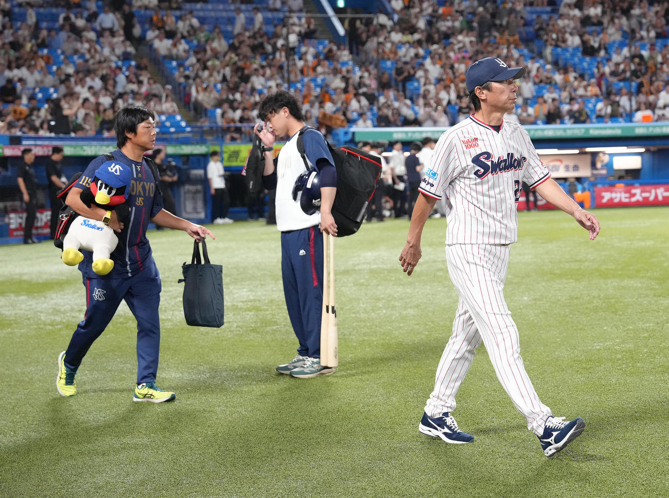ヤクルト対巨人　巨人に敗れ、足早に引き揚げるヤクルト高津監督（撮影・足立雅史）