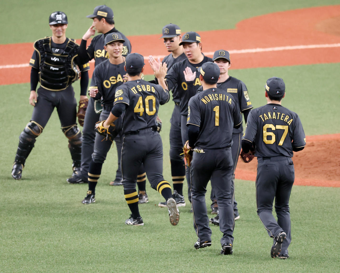 阪神対中日　中日に勝利しタッチする阪神ナイン（撮影・加藤哉）