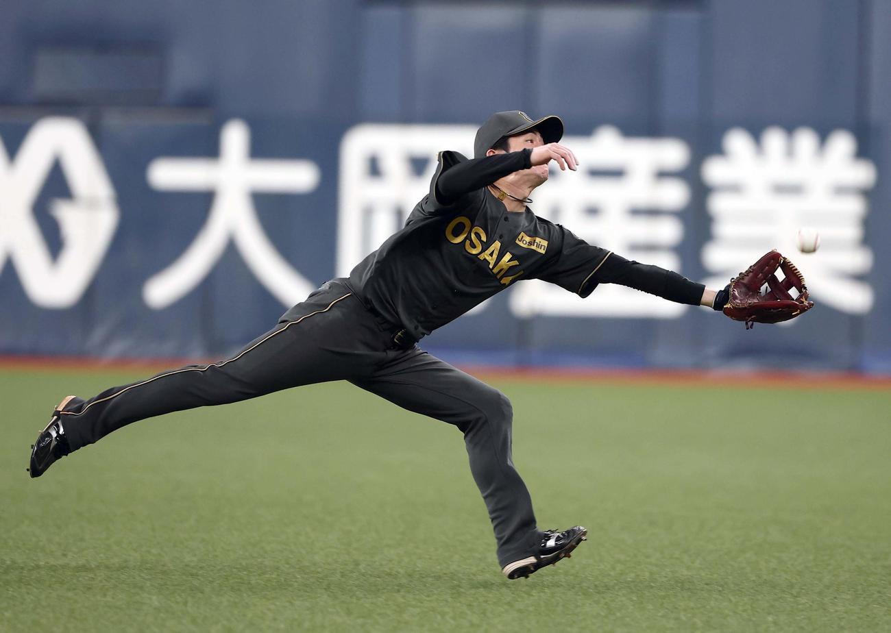 阪神対中日　5回表中日1死一、三塁、中野はチェイビスの打球を好捕する（撮影・上田博志）