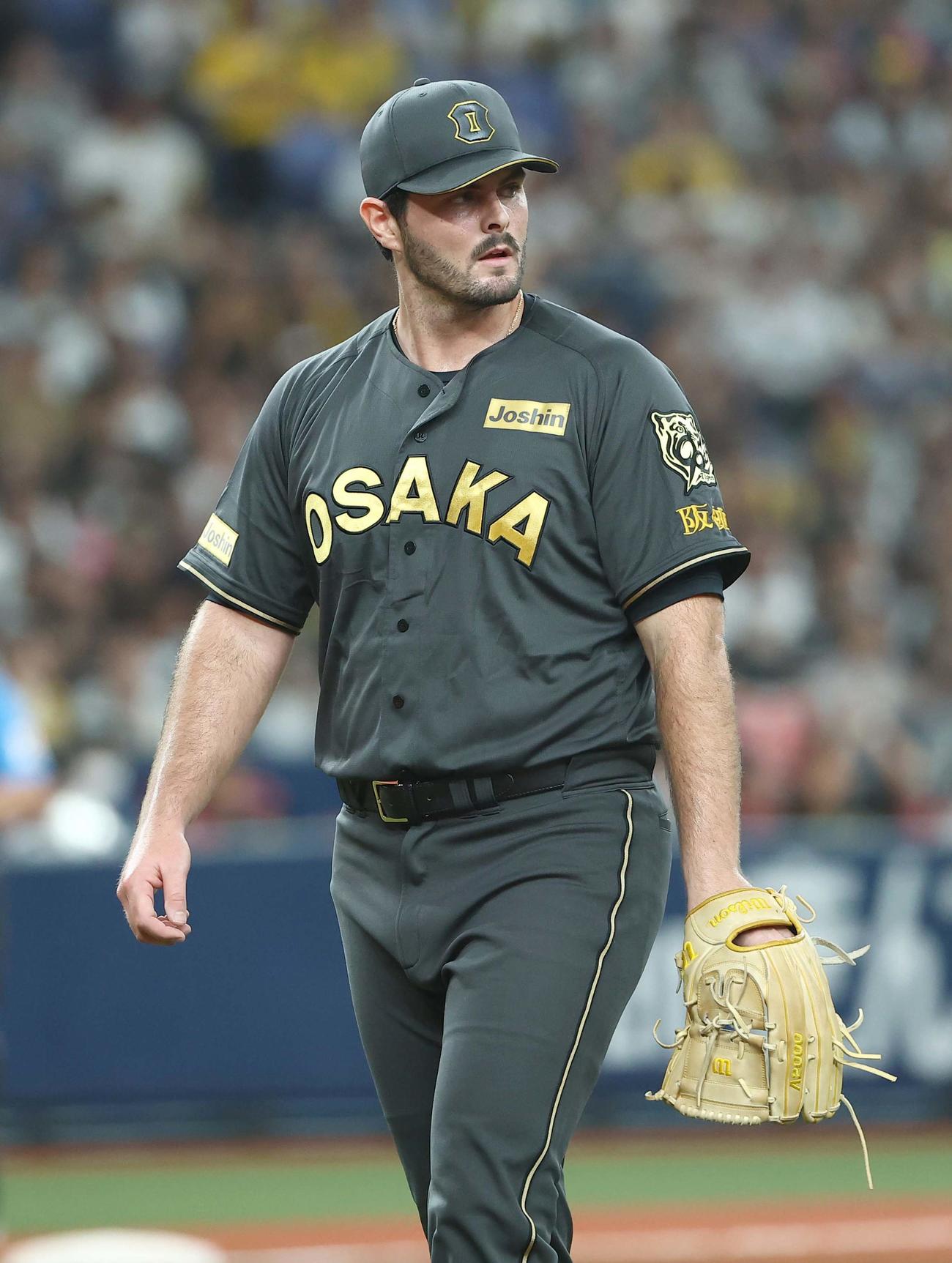 阪神対中日　5回、同点に追いつかれたハートウィグはベンチに引き揚げる（撮影・上田博志）
