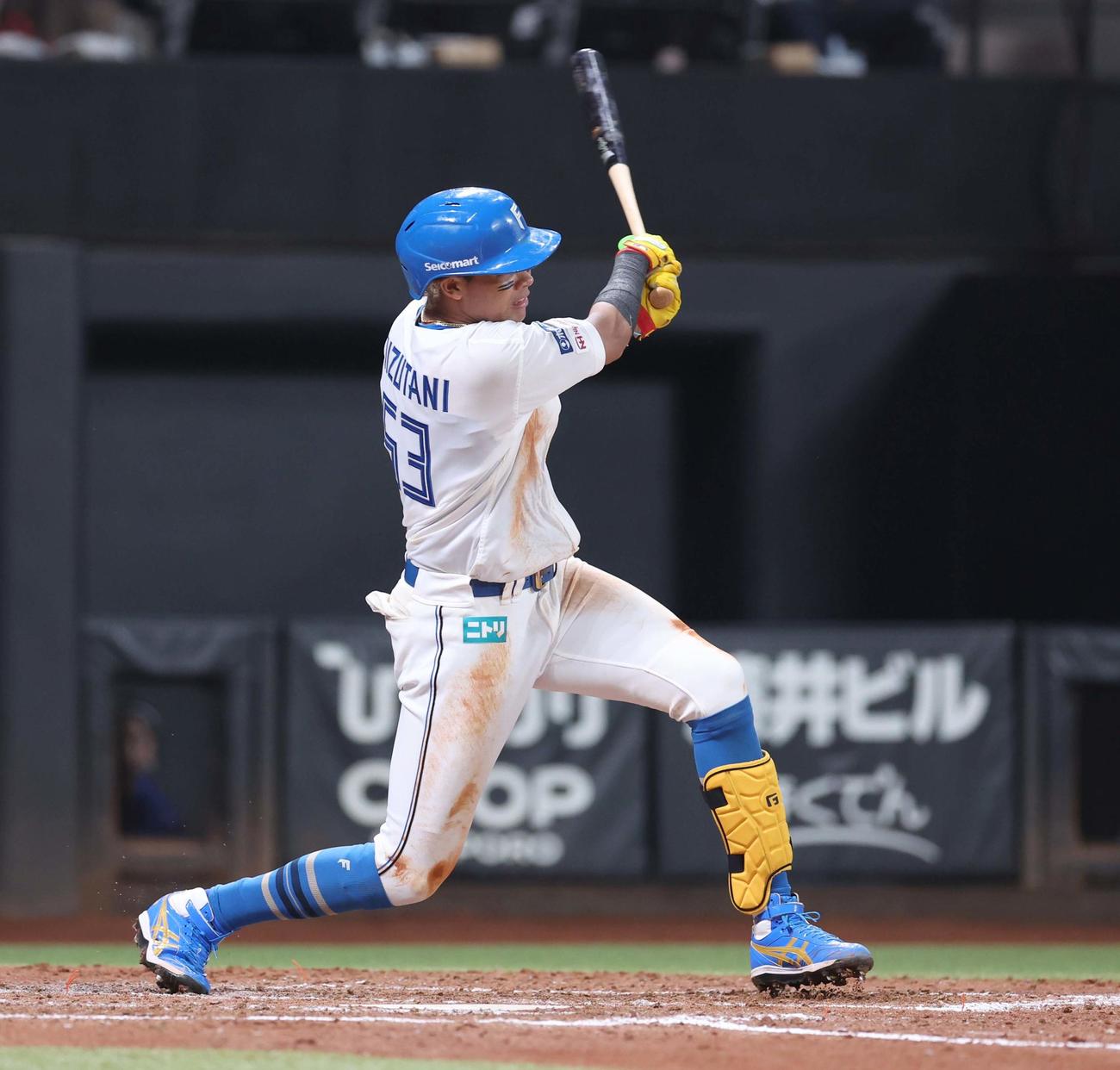 日本ハム対オリックス　4回裏日本ハム2死満塁、左前適時打を放つ水谷（撮影・黒川智章）