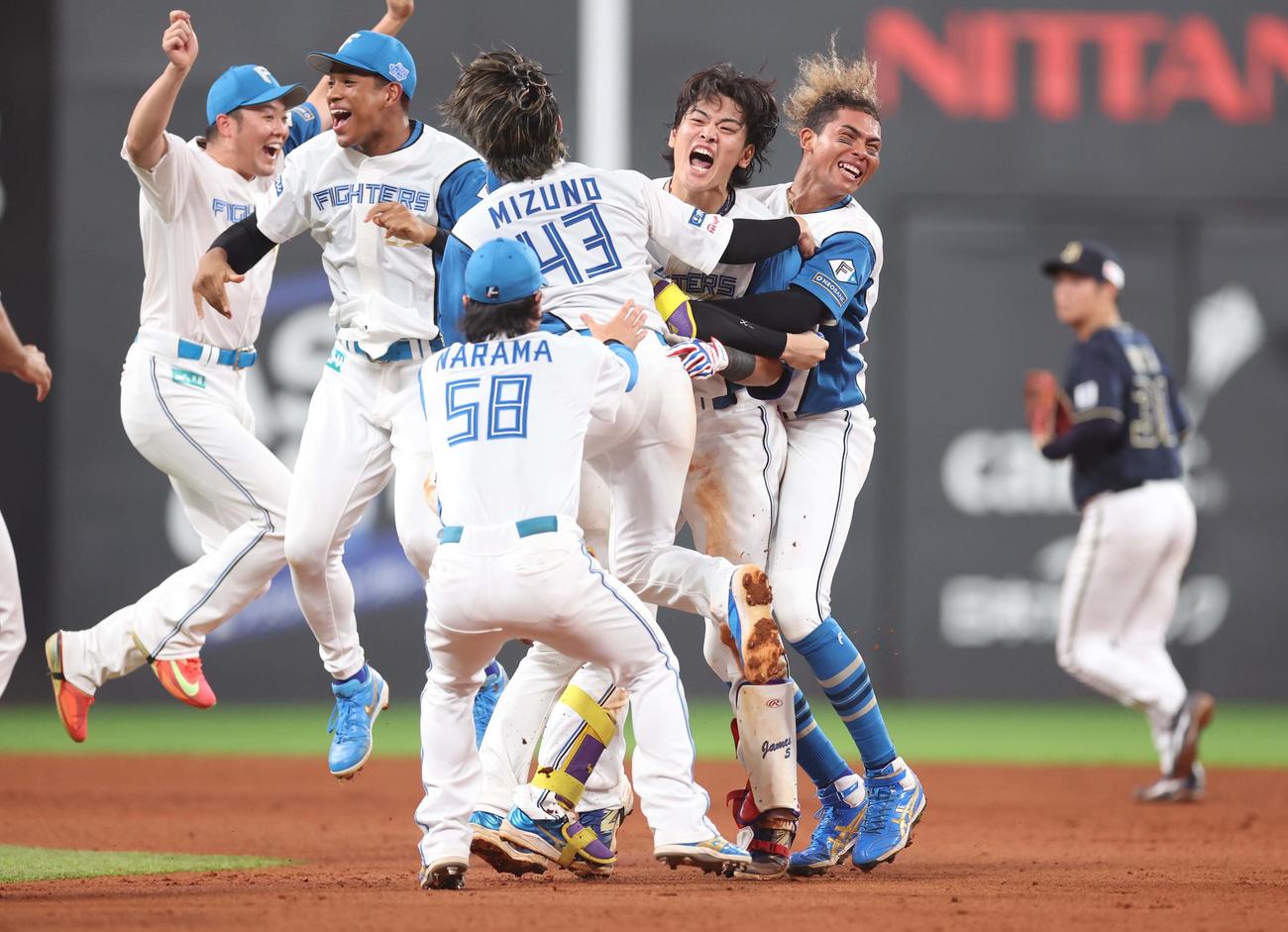 日本ハム対オリックス　9回裏日本ハム2死満塁、右中間に走者一掃のサヨナラ二塁打を放ちナインと抱き合う野村（右から2人目）（撮影・黒川智章）