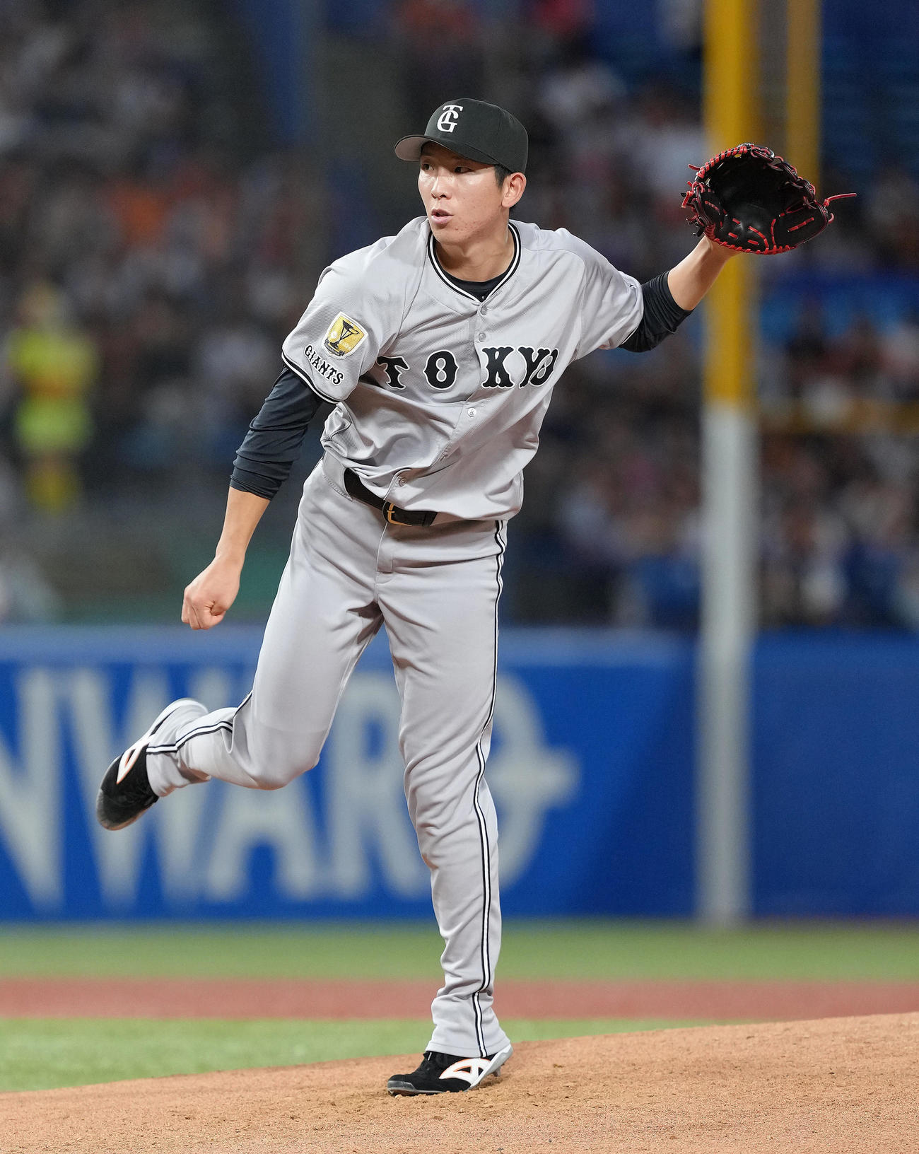 ヤクルト対巨人　巨人先発の戸郷（撮影・足立雅史）
