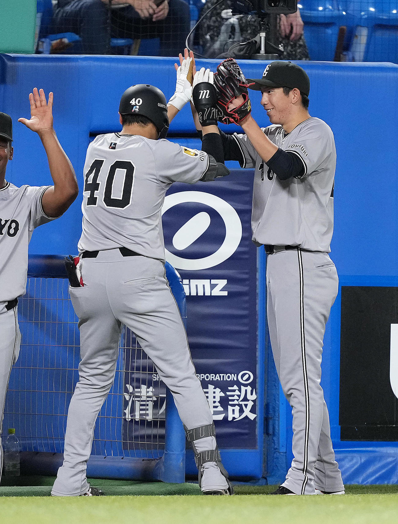 ヤクルト対巨人　3回表巨人2死三塁、中山（左）は2打席連続となる2点本塁打を放ち戸郷とタッチを交わす（撮影・足立雅史）