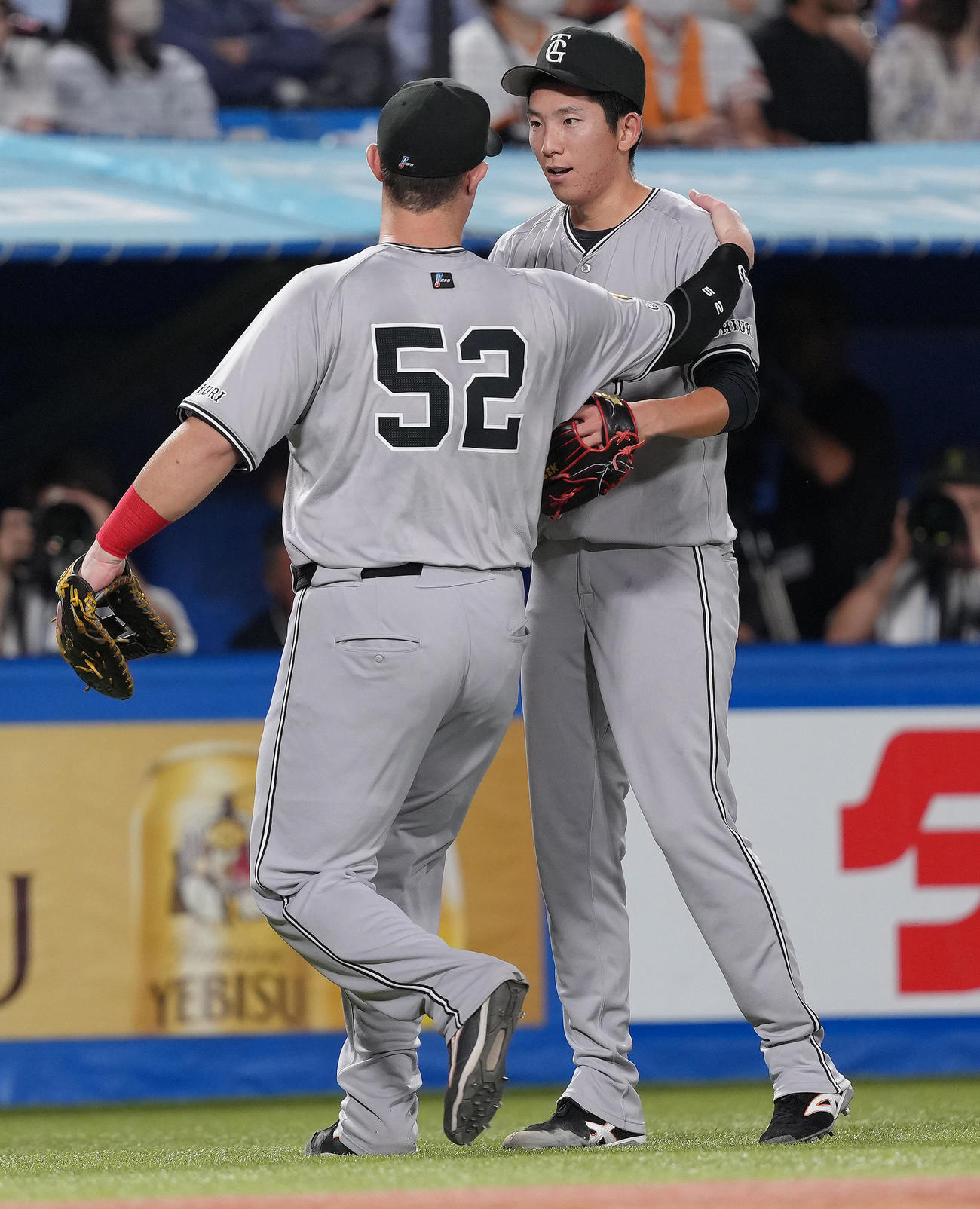 ヤクルト対巨人　8回2失点の巨人戸郷（右）はリチャードとタッチを交わす（撮影・足立雅史）