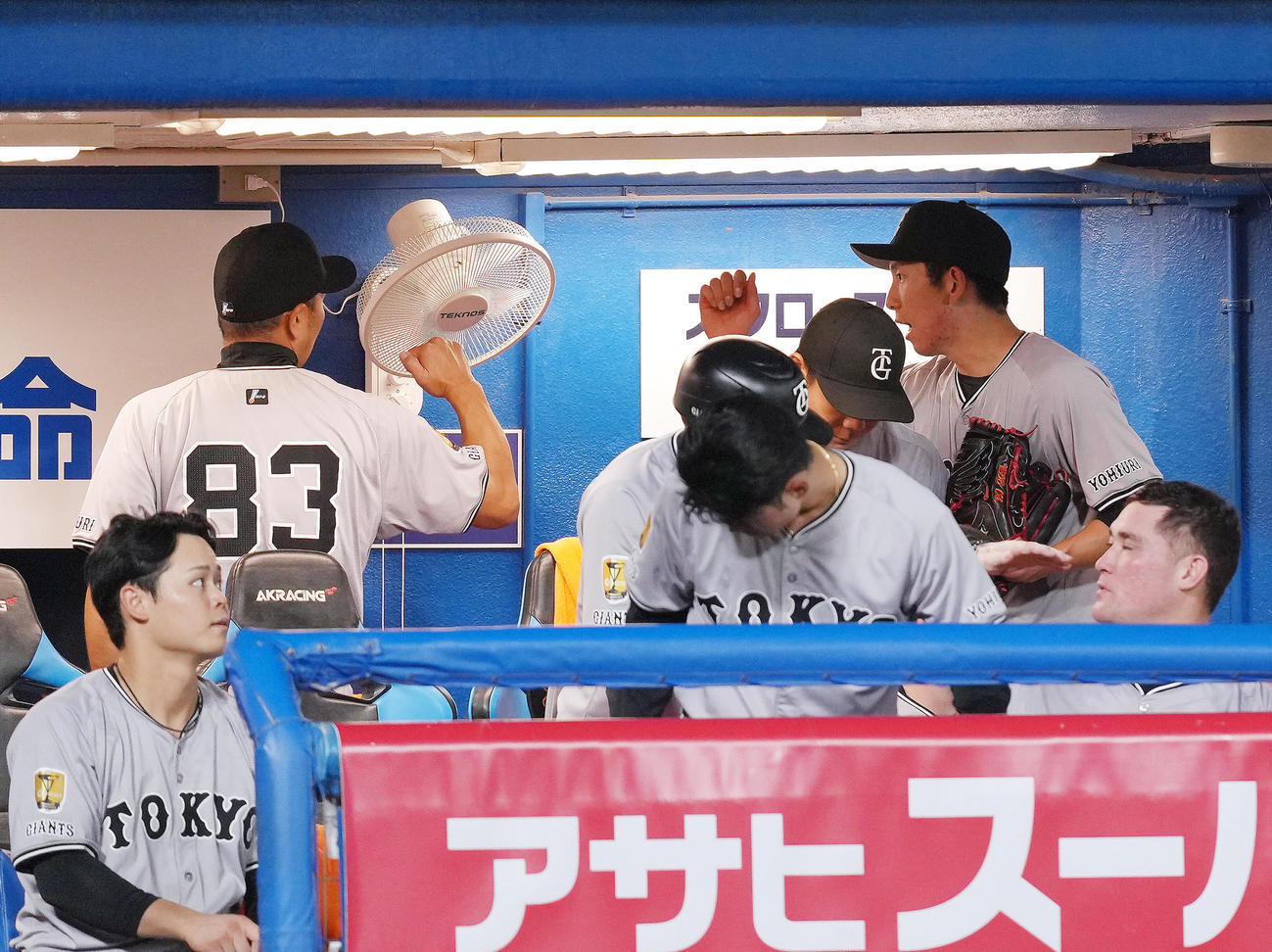 ヤクルト対巨人　8回2失点でベンチに戻った巨人戸郷（右）は阿部監督とタッチを交わす（撮影・足立雅史）