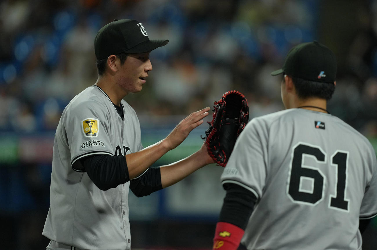 ヤクルト対巨人　8回を投げ終え、ベンチに戻る巨人戸郷（左）（撮影・菅敏）