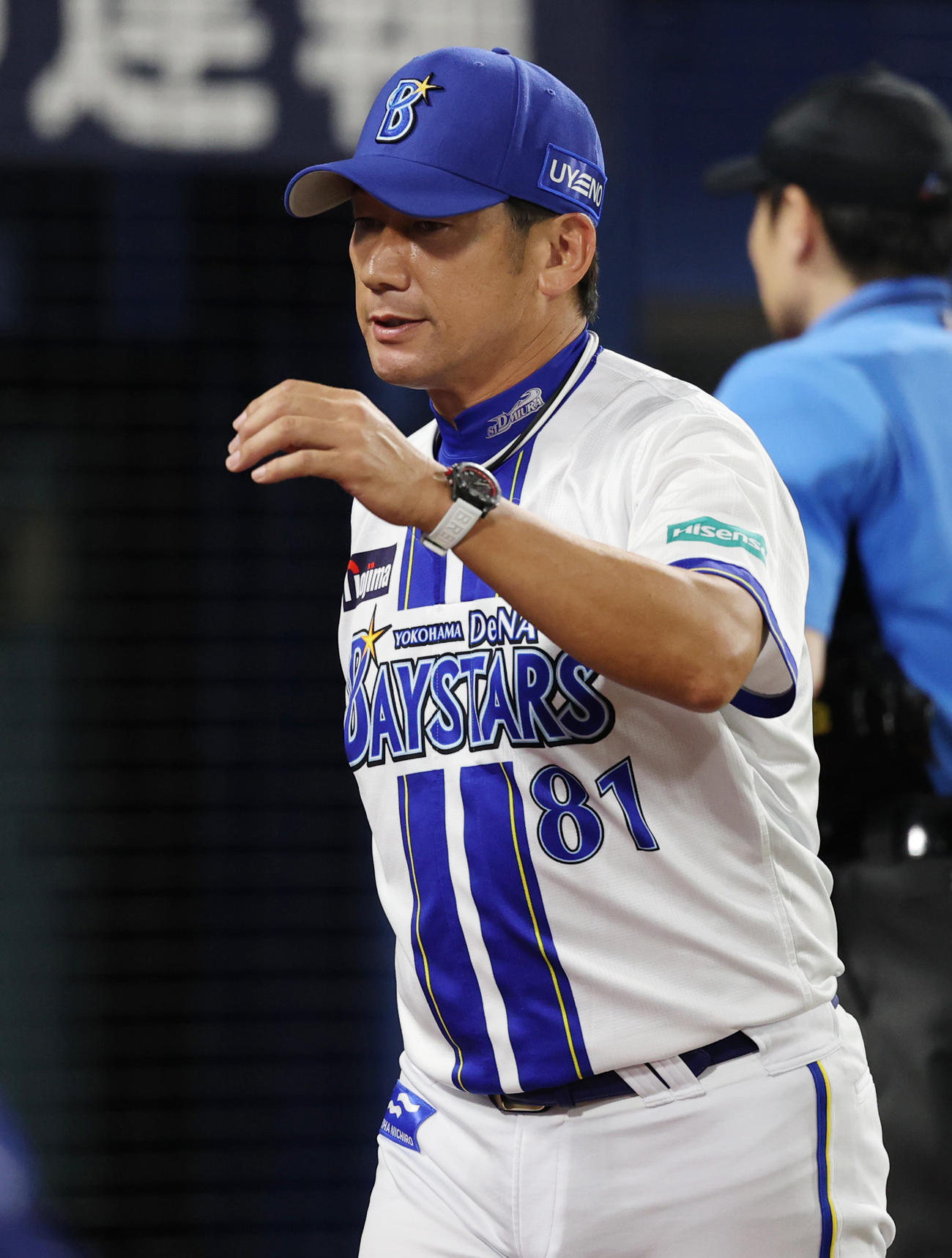 DeNA対広島　6回表を前に先発平良の降板を告げるDeNA三浦監督（撮影・野上伸悟）