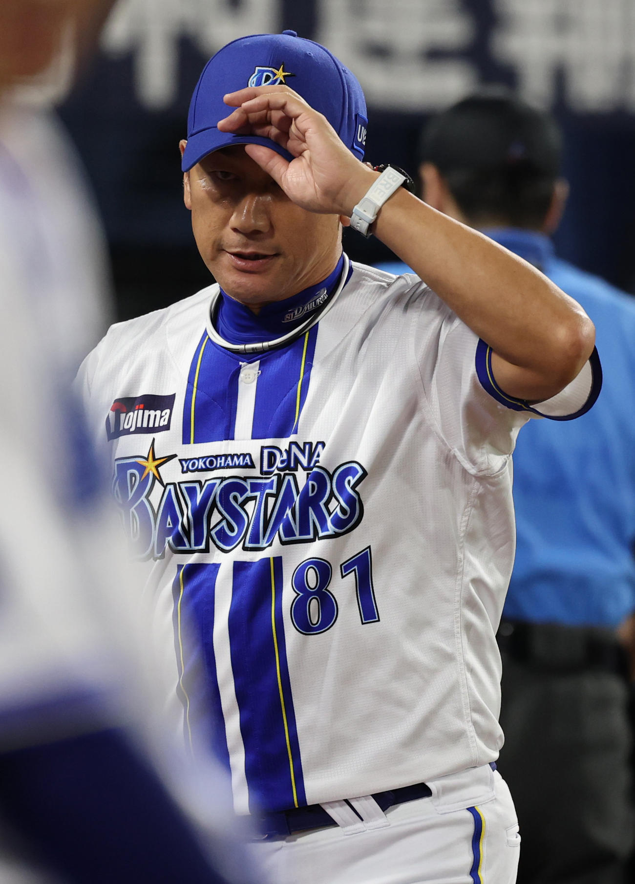 DeNA対広島　6回表を前に先発平良の降板を告げるDeNA三浦監督（撮影・野上伸悟）