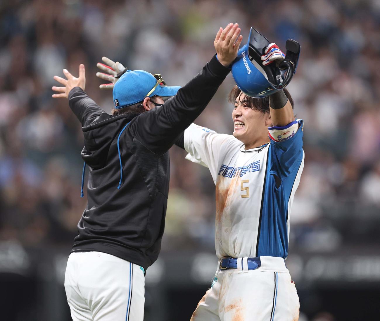 日本ハム対オリックス　9回裏、サヨナラ打を放った野村（右）を出迎える新庄監督（撮影・黒川智章）