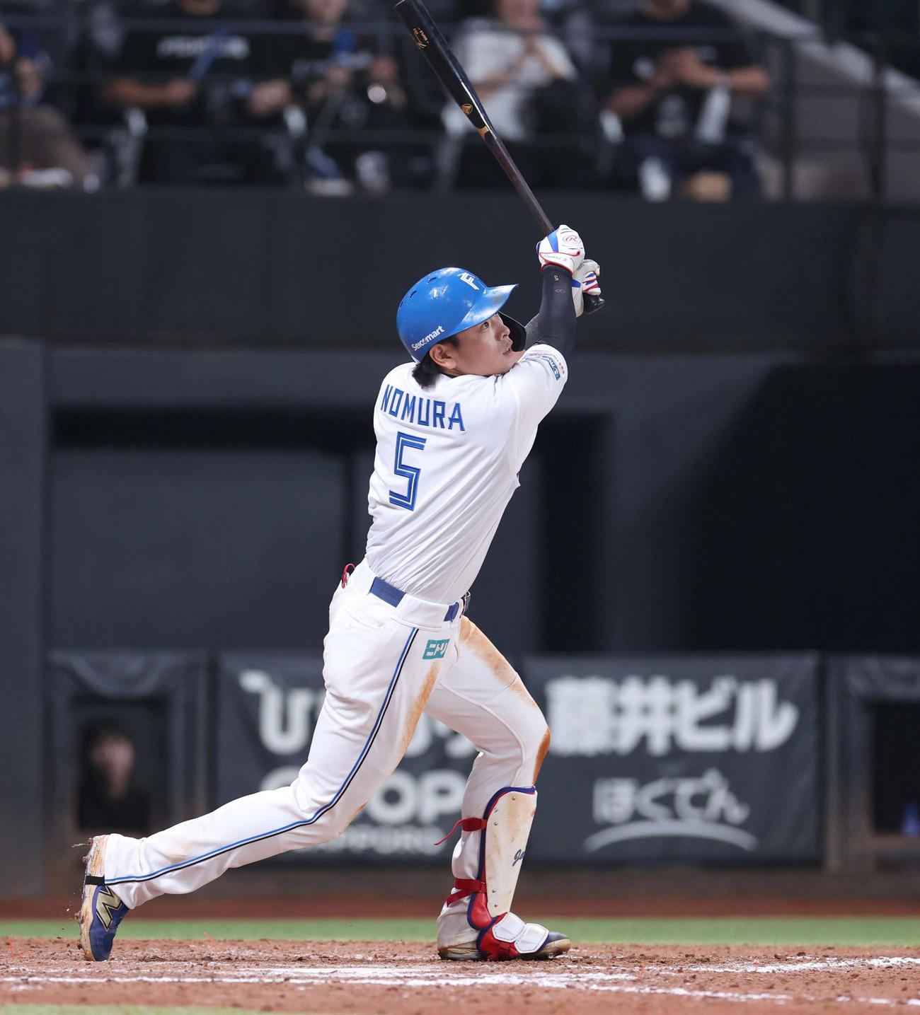 日本ハム対オリックス　9回裏日本ハム2死満塁、右中間に走者一掃のサヨナラ二塁打を放つ野村（撮影・黒川智章）