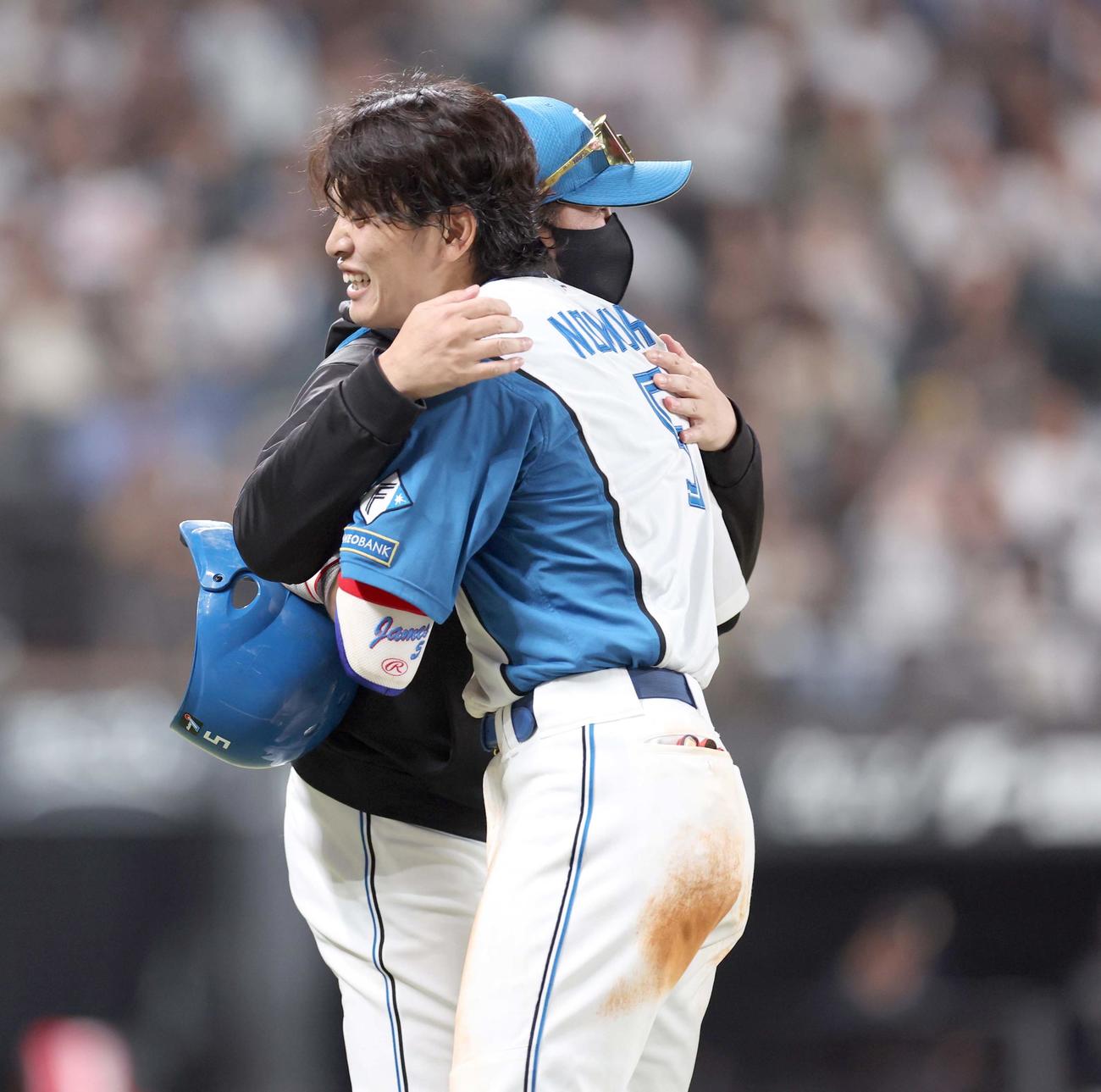 日本ハム対オリックス　9回裏、サヨナラ打を放った野村（手前）と抱き合う新庄監督（撮影・黒川智章）