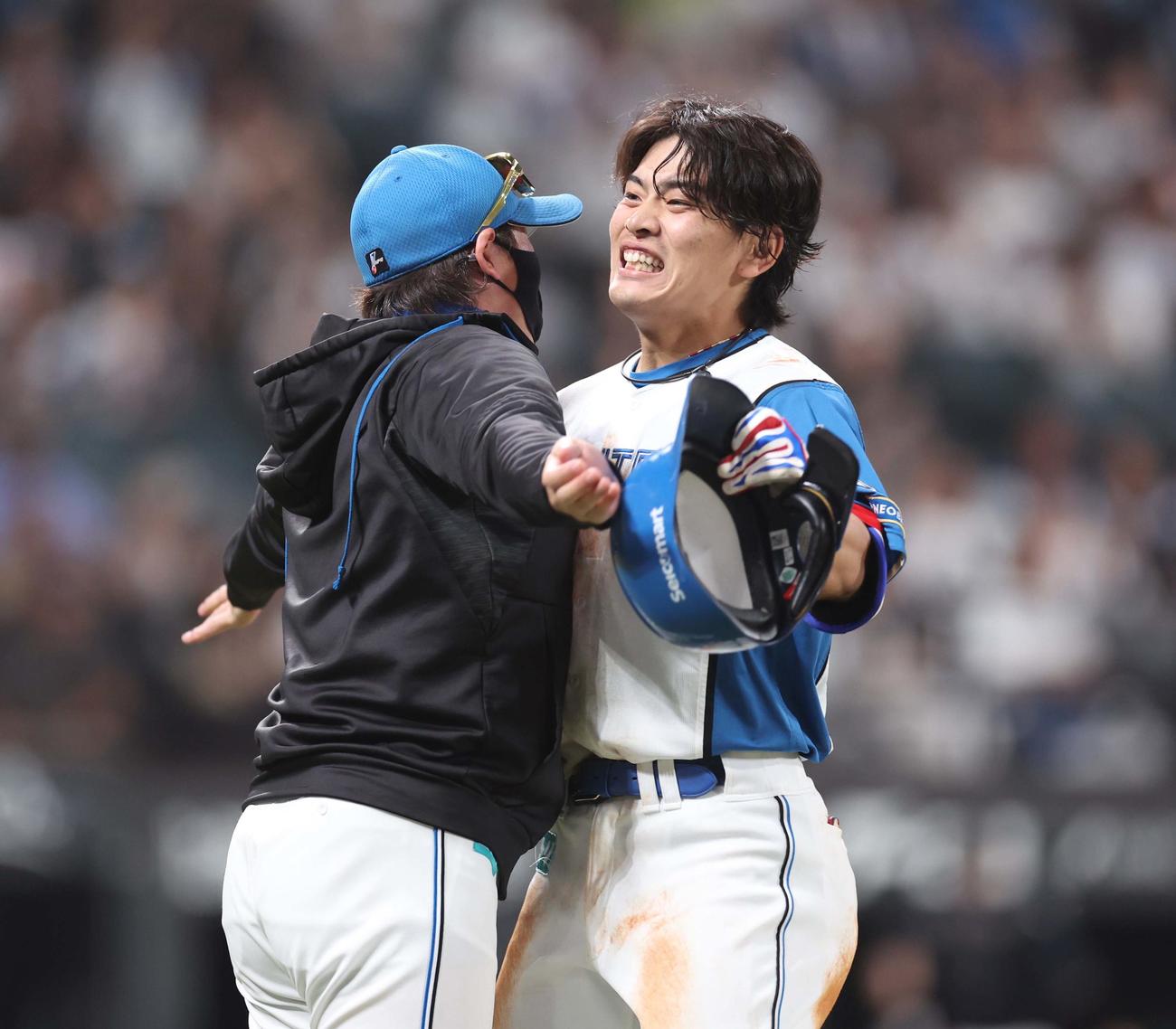 日本ハム対オリックス　9回裏、サヨナラ打を放った野村（右）を出迎える新庄監督（撮影・黒川智章）