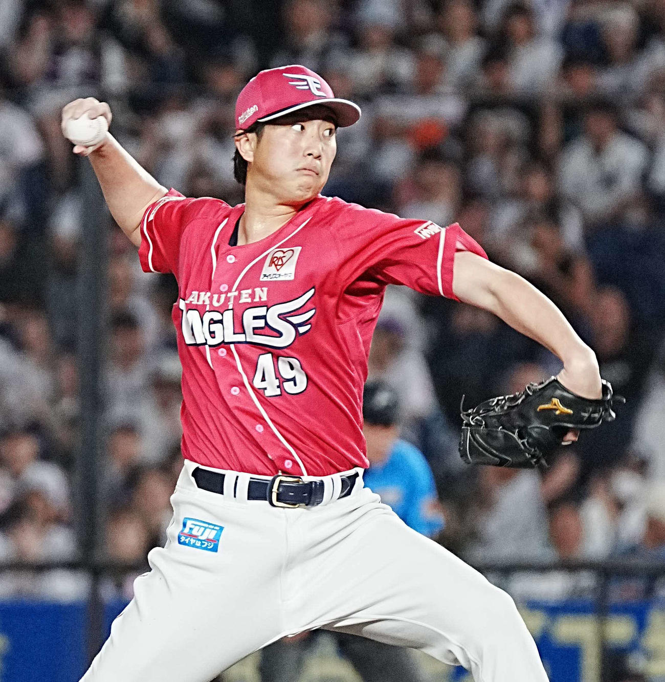 ロッテ対楽天　楽天4番手で登板した西垣（撮影・小沢裕）