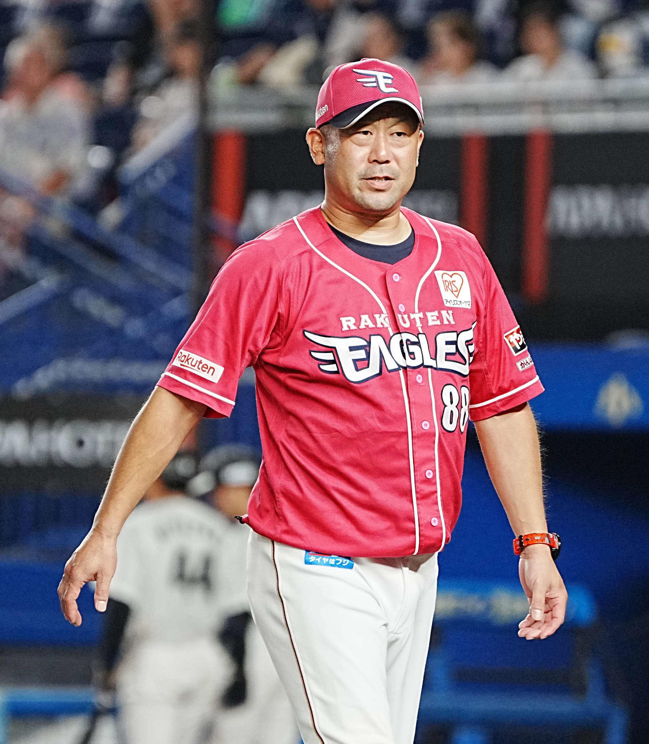 ロッテ対楽天　選手交代を告げベンチへ引き揚げる楽天三木監督（撮影・小沢裕）