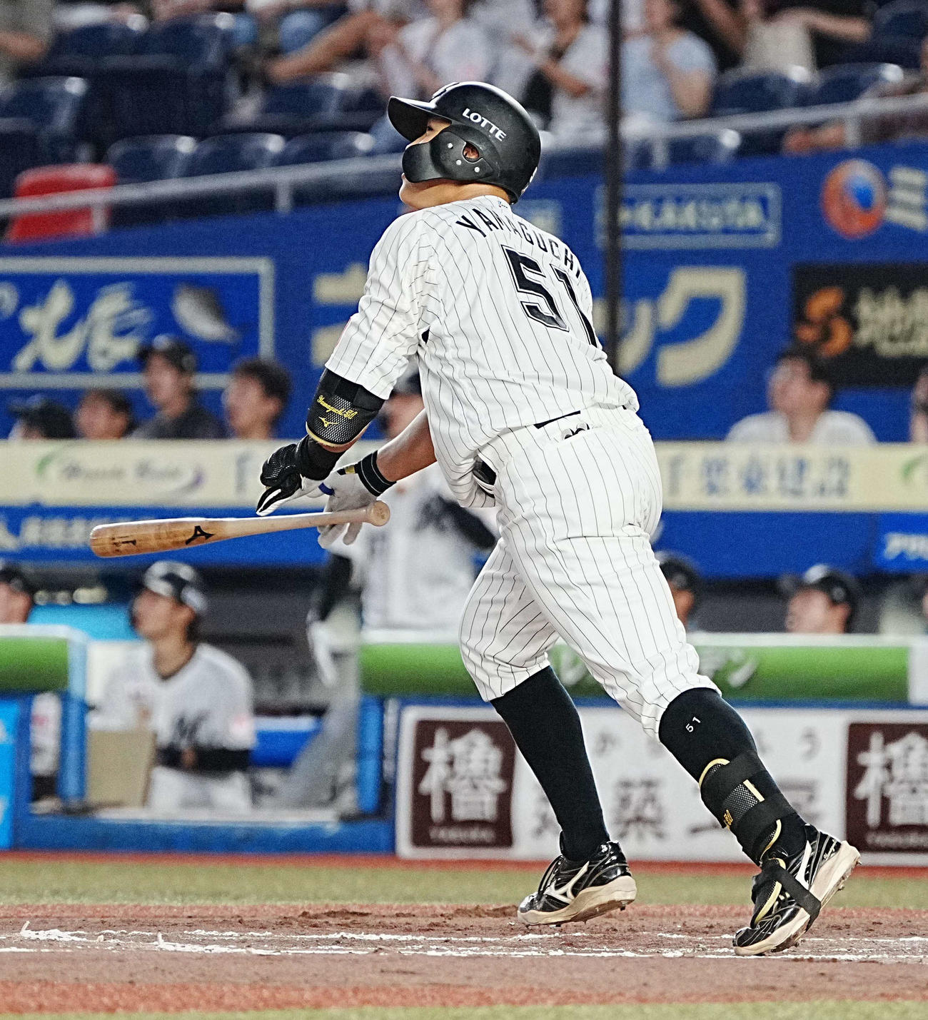 ロッテ対楽天　2回裏ロッテ無死二塁、山口は中越えに同点2点本塁打を放つ（撮影・小沢裕）