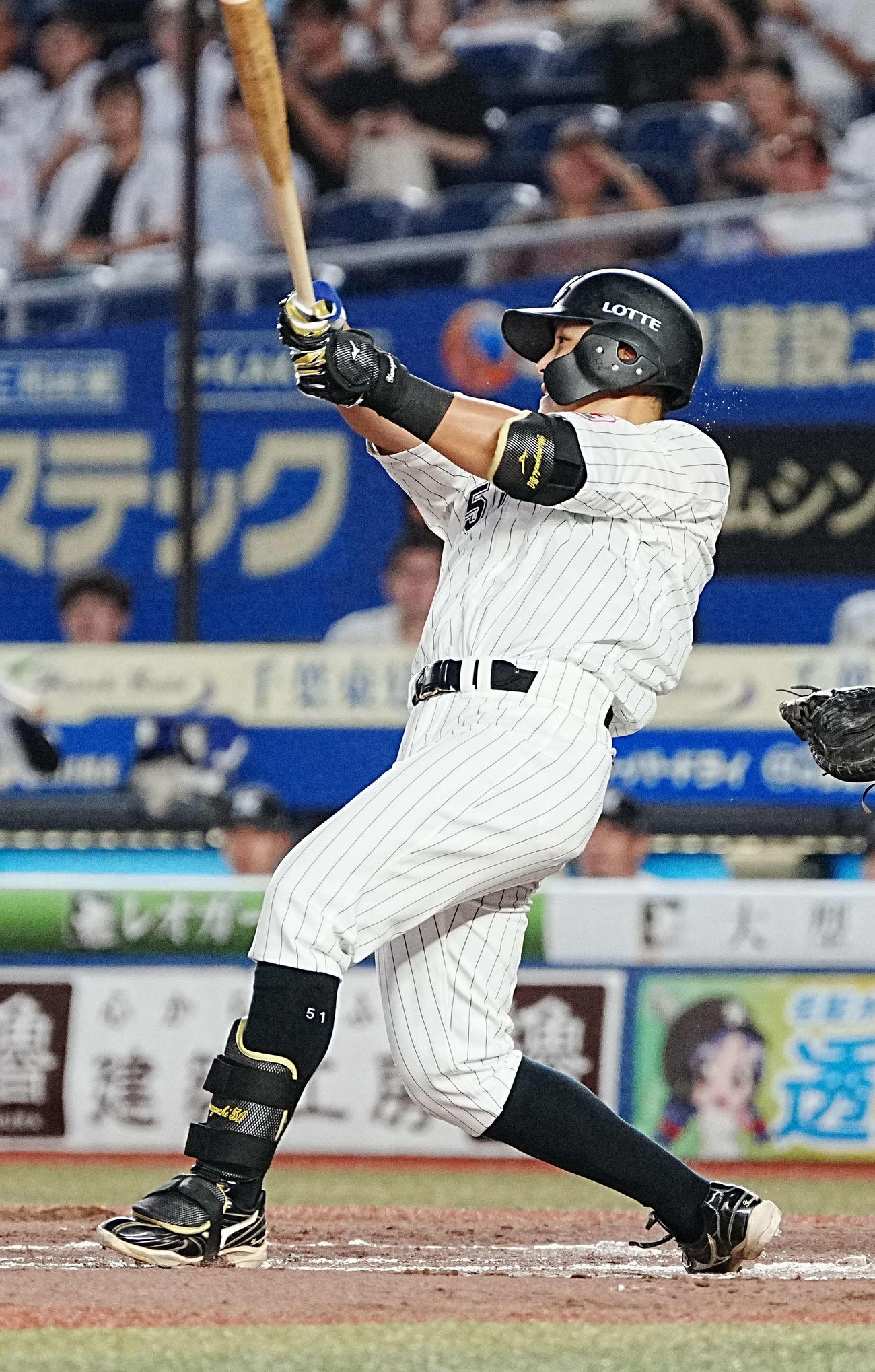 ロッテ対楽天　2回裏ロッテ無死二塁、山口は中越えに同点2点本塁打を放つ（撮影・小沢裕）