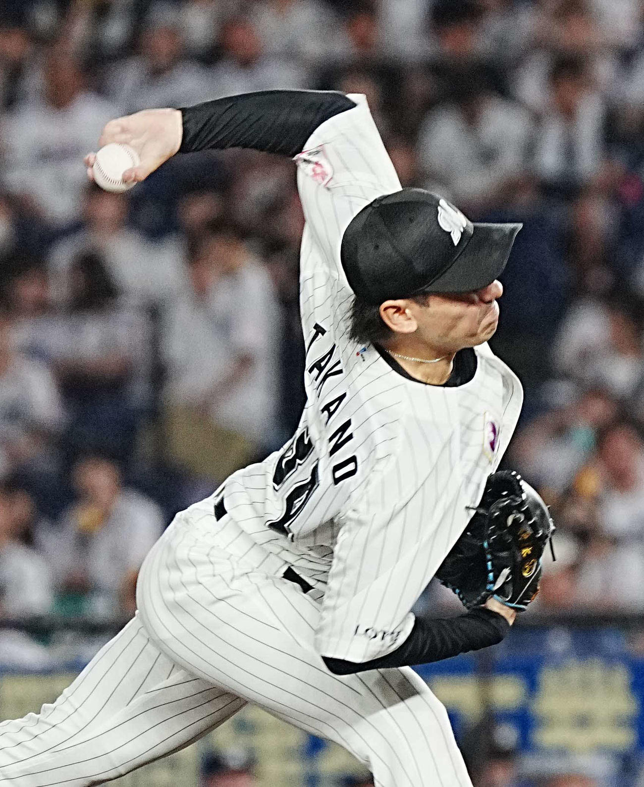 ロッテ対楽天　ロッテ2番手で登板した高野（撮影・小沢裕）