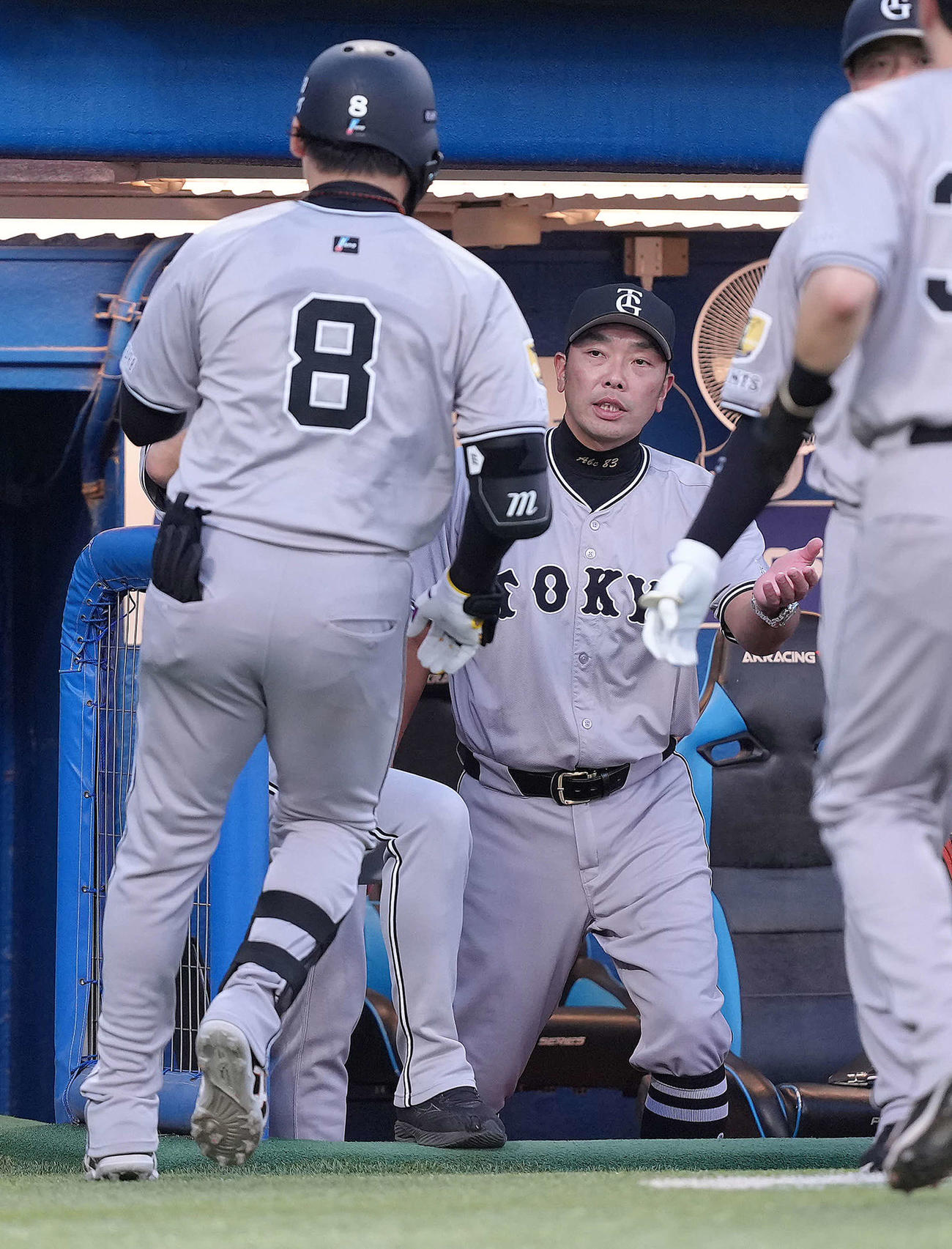 ヤクルト対巨人　1回表巨人1死二塁、丸（左）は右越え2点本塁打を放ち阿部監督に迎えられる（撮影・足立雅史）