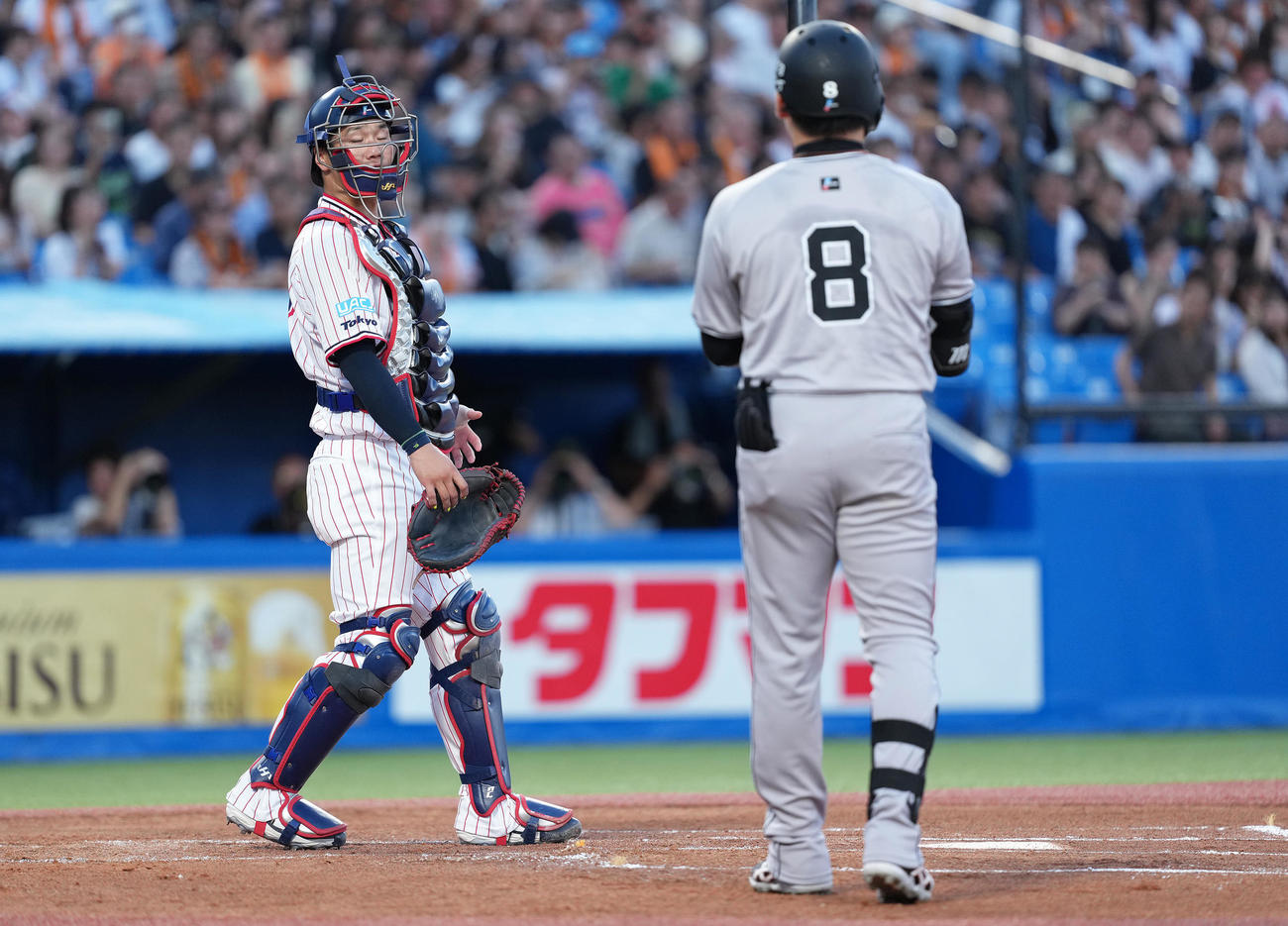 ヤクルト対巨人　1回表巨人1死二塁、丸（右）はハチが接近し打席を外す。捕手古賀（撮影・足立雅史）