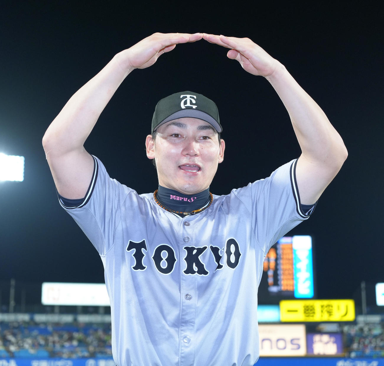 ヤクルト対巨人　サイクル安打を達成した巨人丸は、笑顔でポーズをとる（撮影・菅敏）