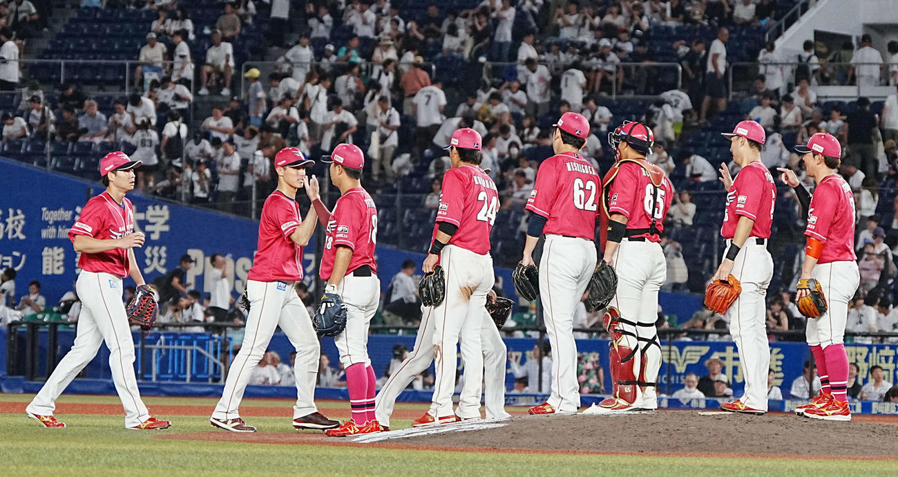 ロッテ対楽天　勝利に沸く楽天ナイン（撮影・小沢裕）