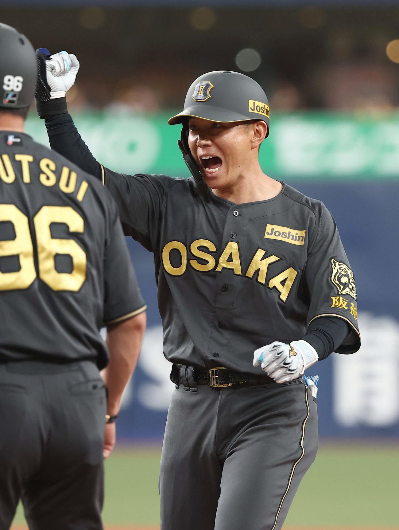 阪神対中日　6回裏阪神2死一、三塁、勝ち越し適時打を放った糸原は雄たけびを上げてガッツポーズをする（撮影・上田博志）