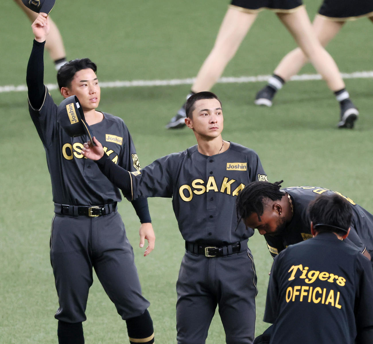 阪神対中日　ヒーローインタビューを終えスタンドのファンに手を振る左から糸原、熊谷、ラドリス（撮影・加藤哉）