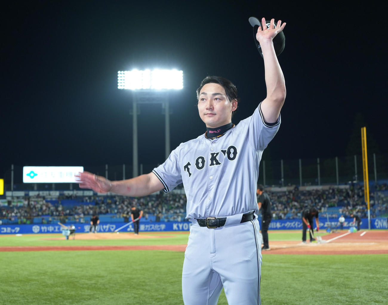 ヤクルト対巨人　サイクル安打を達成した巨人丸は、ファンの歓声に応える（撮影・菅敏）