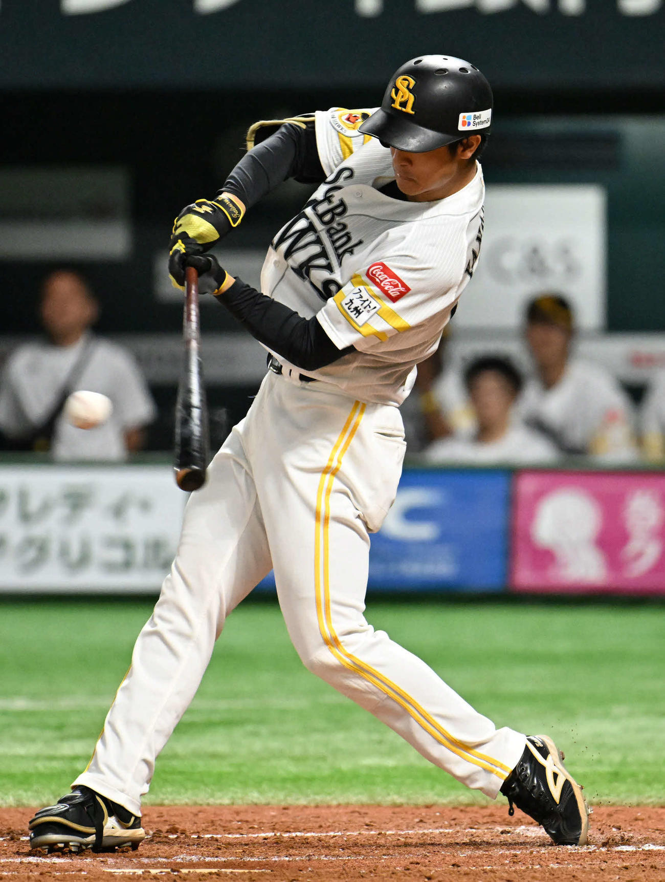 ソフトバンク対西武　2回裏ソフトバンク2死一、二塁、柳町は適時打を放つ（撮影・林敢治）