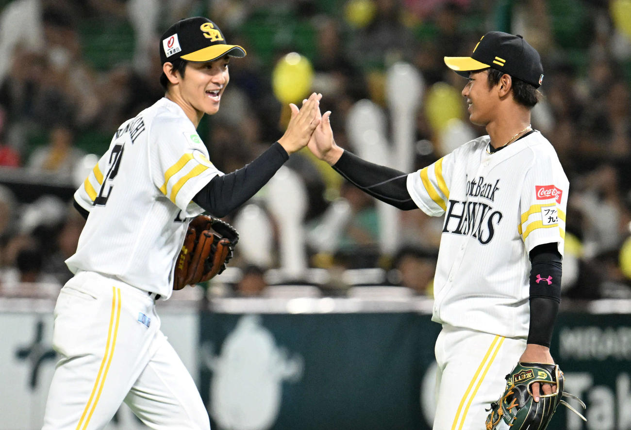 ソフトバンク対西武　勝利を収めタッチを交わす柳町（左）と今宮（撮影・林敢治）