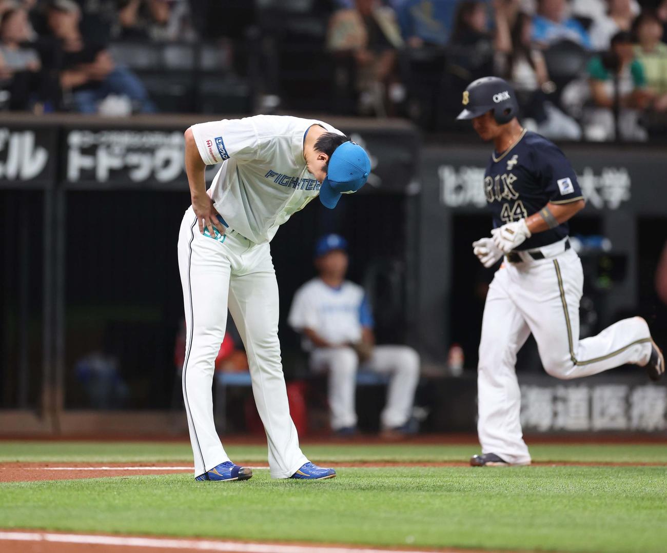 日本ハム対オリックス　5回表オリックス1死満塁、宗に右越え満塁本塁打を浴びうなだれる達（撮影・黒川智章）
