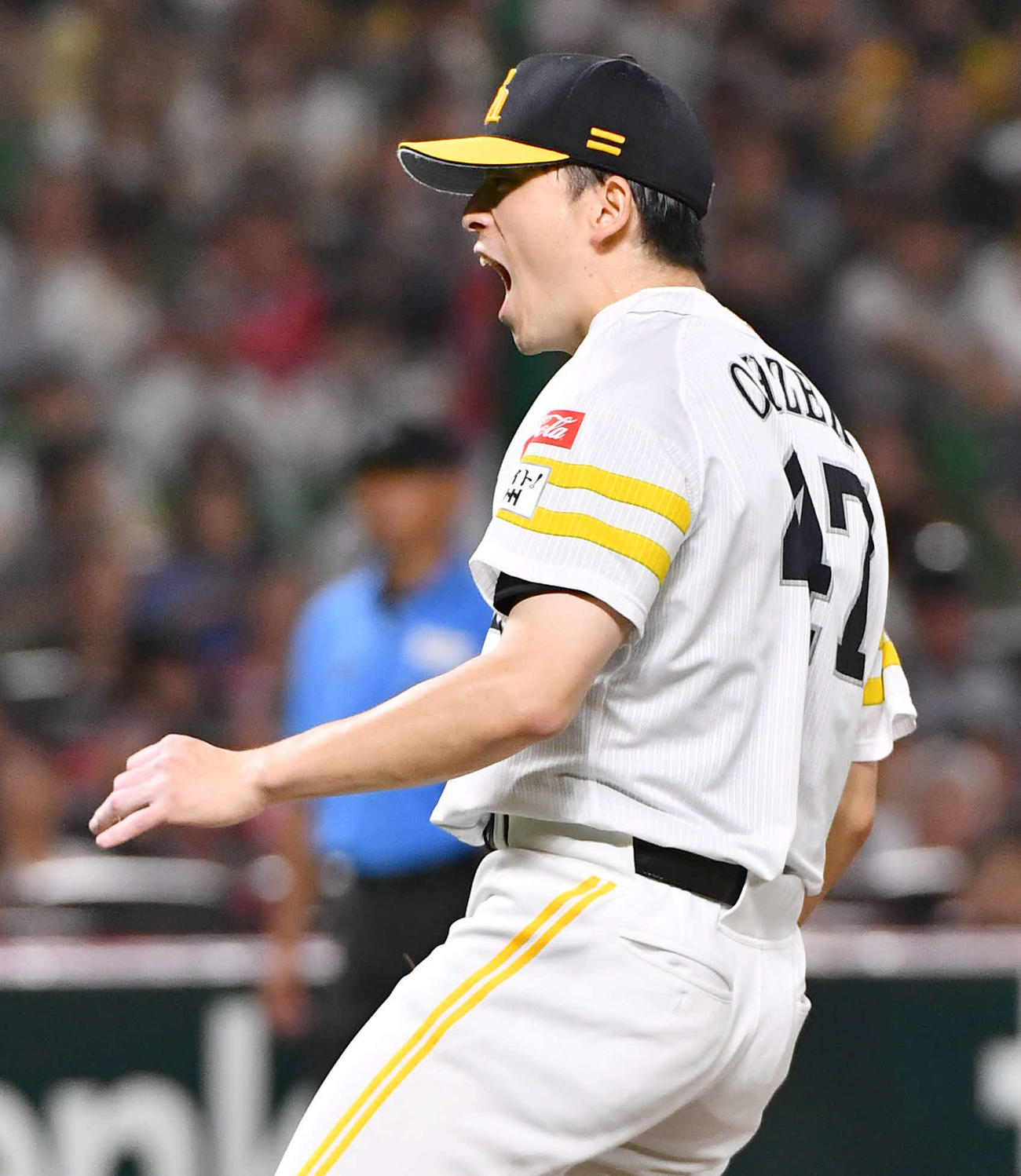 ソフトバンク対西武　5回表西武2死二塁、外崎を空振り三振に抑え、雄たけびをあげる大関（撮影・岩下翔太）