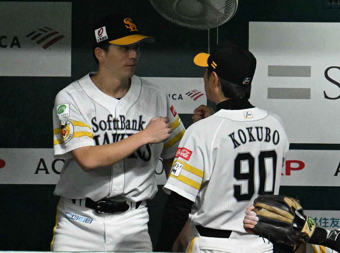 ソフトバンク対西武　7回表終了後、小久保監督（右）とタッチを交わす大関（撮影・林敢治）