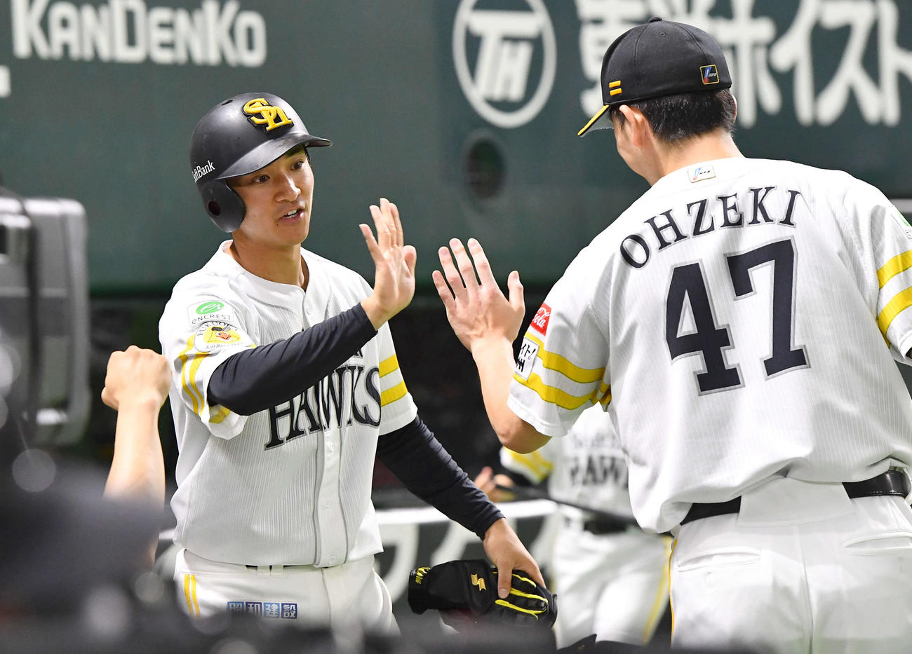 ソフトバンク対西武　2回裏ソフトバンク2死一、三塁、山川の左適時打で生還した柳町（左）は大関とタッチを交わす（撮影・岩下翔太）