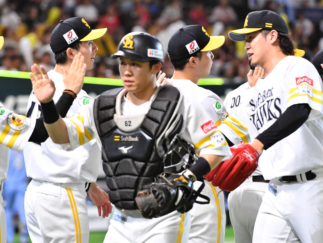 ソフトバンク対西武　今季11勝目を挙げた大関（左）は杉山からウイニングボールを受け取る（撮影・岩下翔太）
