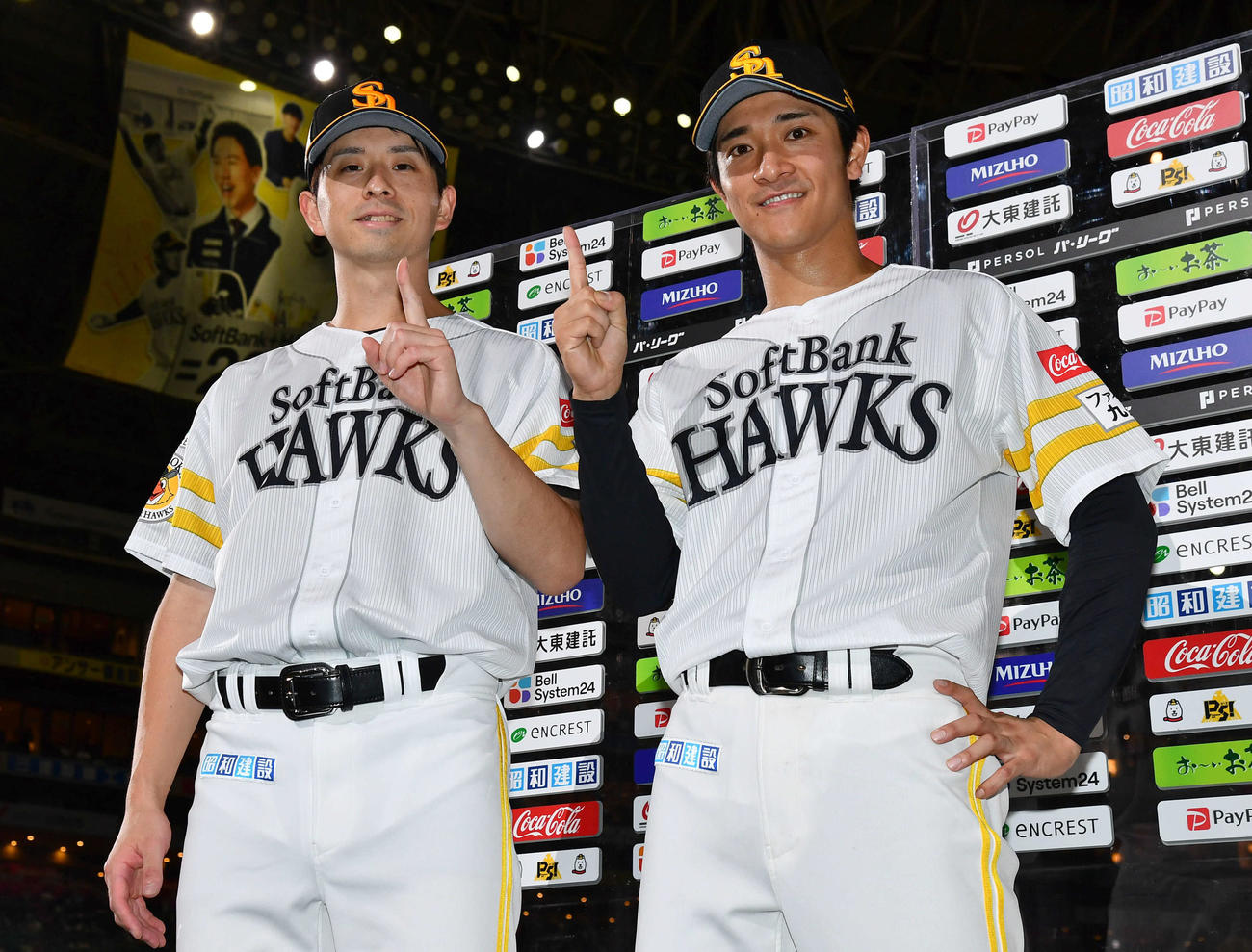 ソフトバンク対西武　西武に勝利し、今季11勝目を挙げた大関（左）は柳町と手で11をつくる（撮影・岩下翔太）