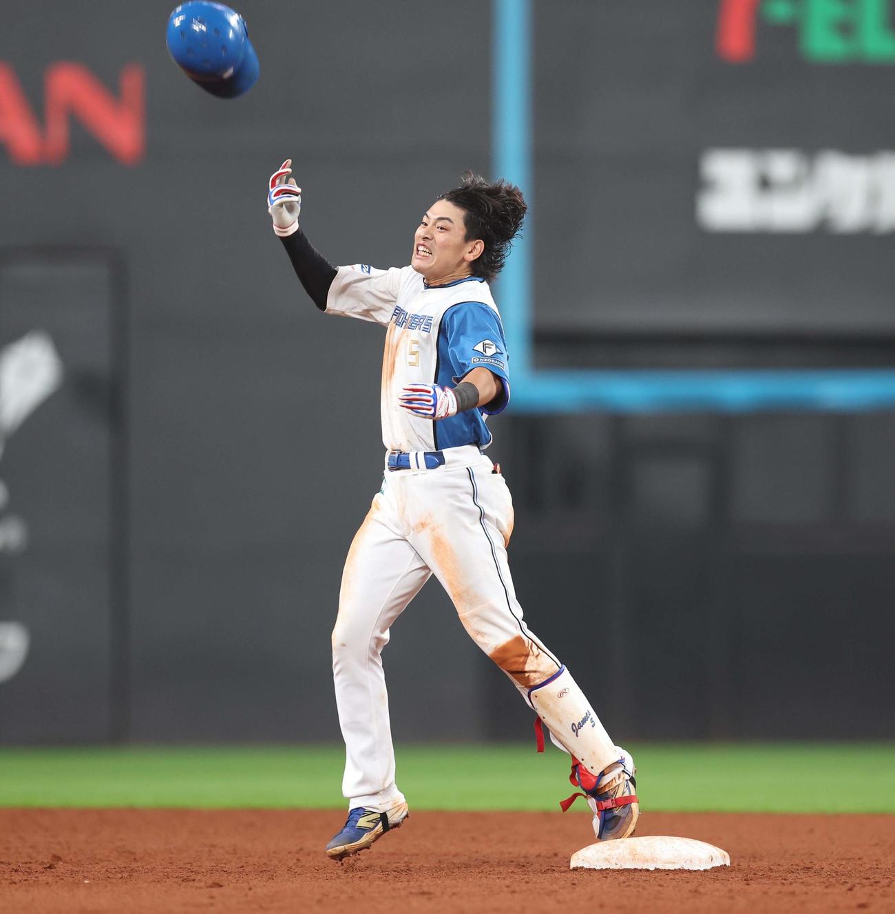 日本ハム対オリックス　9回裏日本ハム2死満塁、右中間に走者一掃のサヨナラ二塁打を放ちヘルメットを放り投げる野村（撮影・黒川智章）