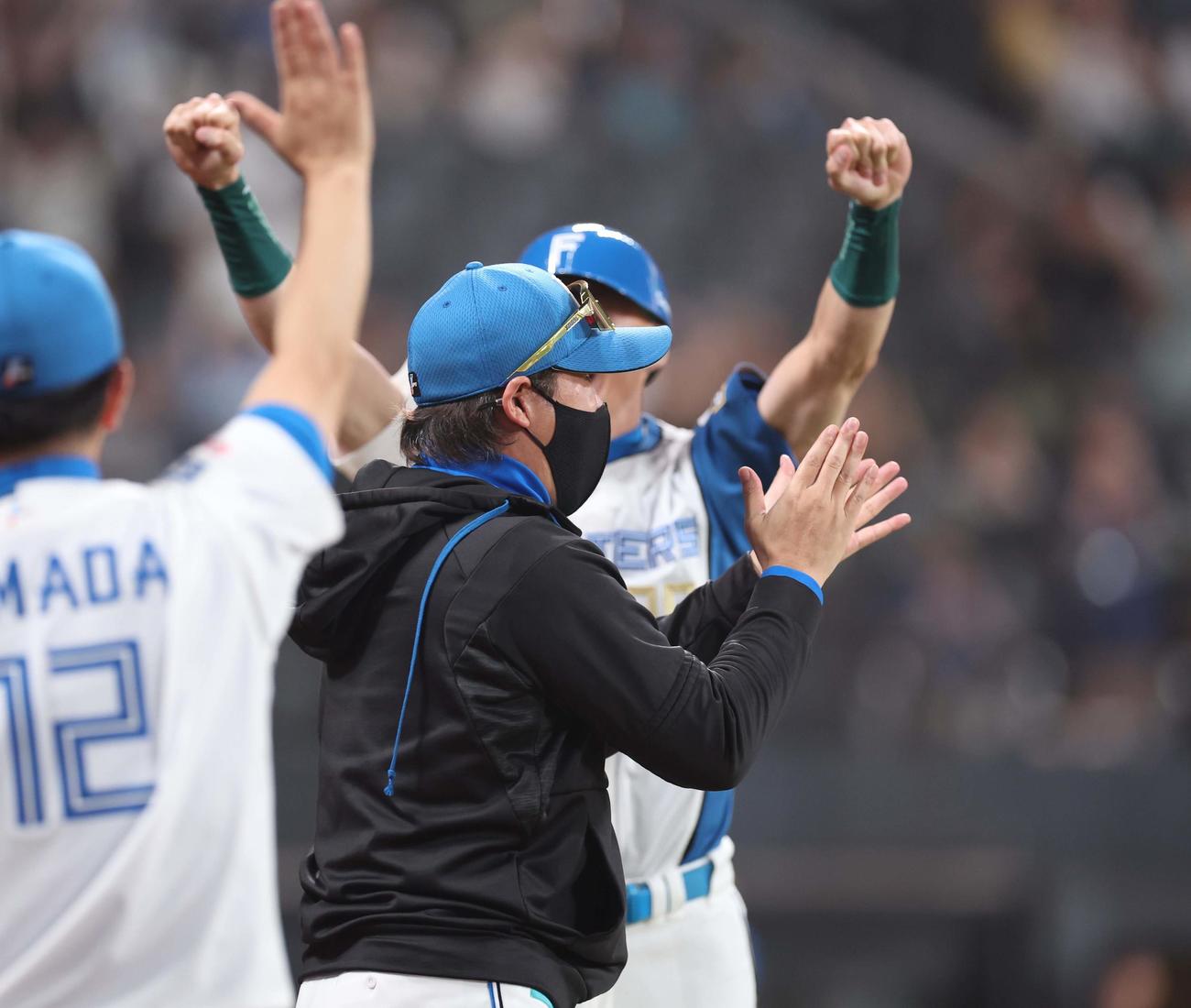 日本ハム対オリックス　9回裏、サヨナラ勝ちし喜ぶ新庄監督（撮影・黒川智章）