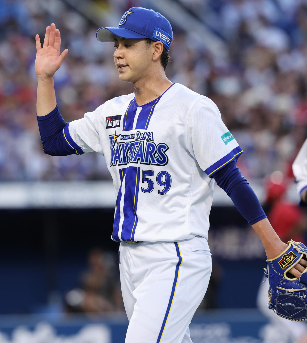 DeNA対広島　1回表を終え山本とタッチするDeNA先発の平良（撮影・野上伸悟）
