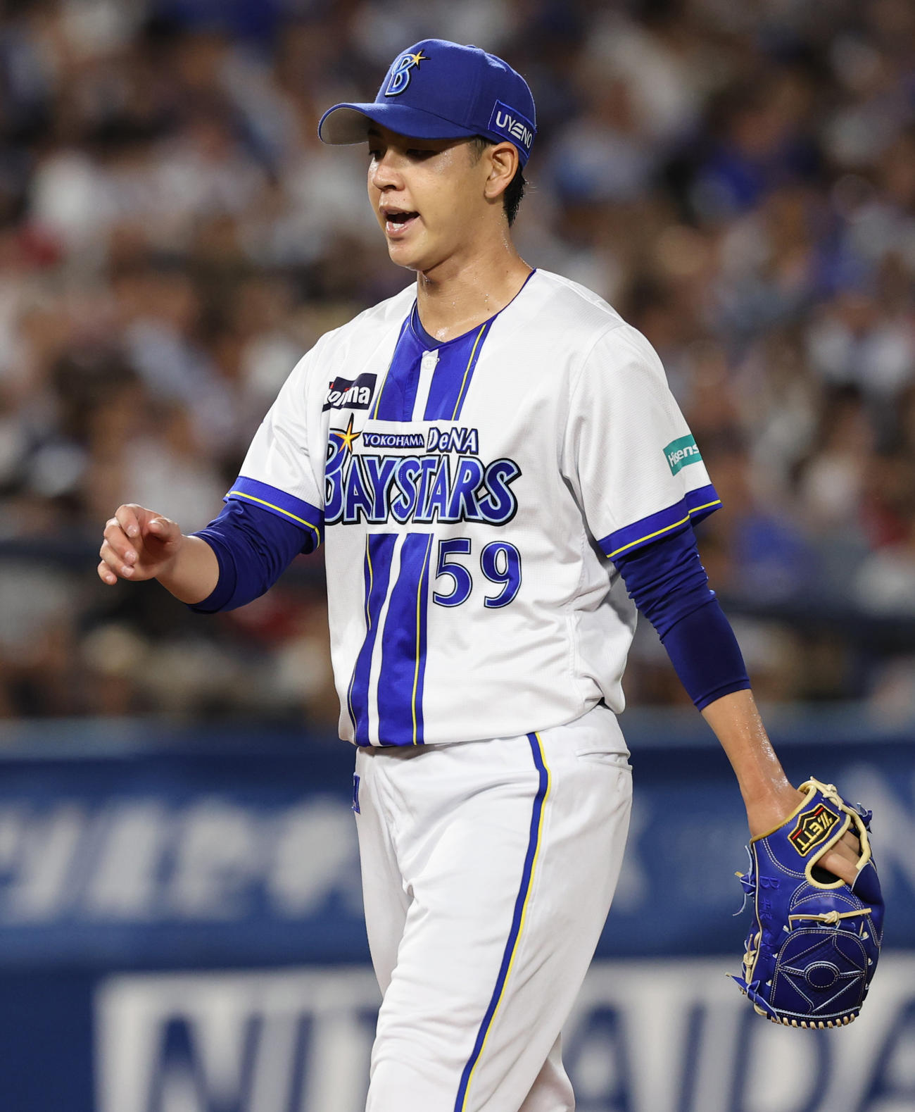 DeNA対広島　4回表を終えベンチに戻るDeNA平良（撮影・野上伸悟）