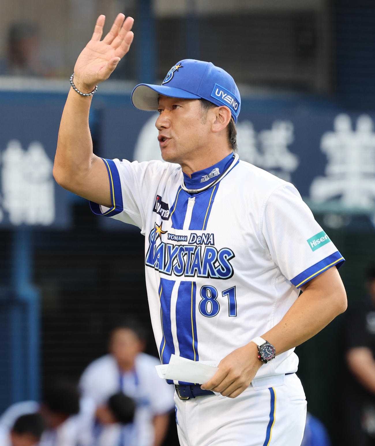 DeNA対広島　メンバー表の最終確認を終えファンの声援に応えるDeNA三浦監督（撮影・野上伸悟）