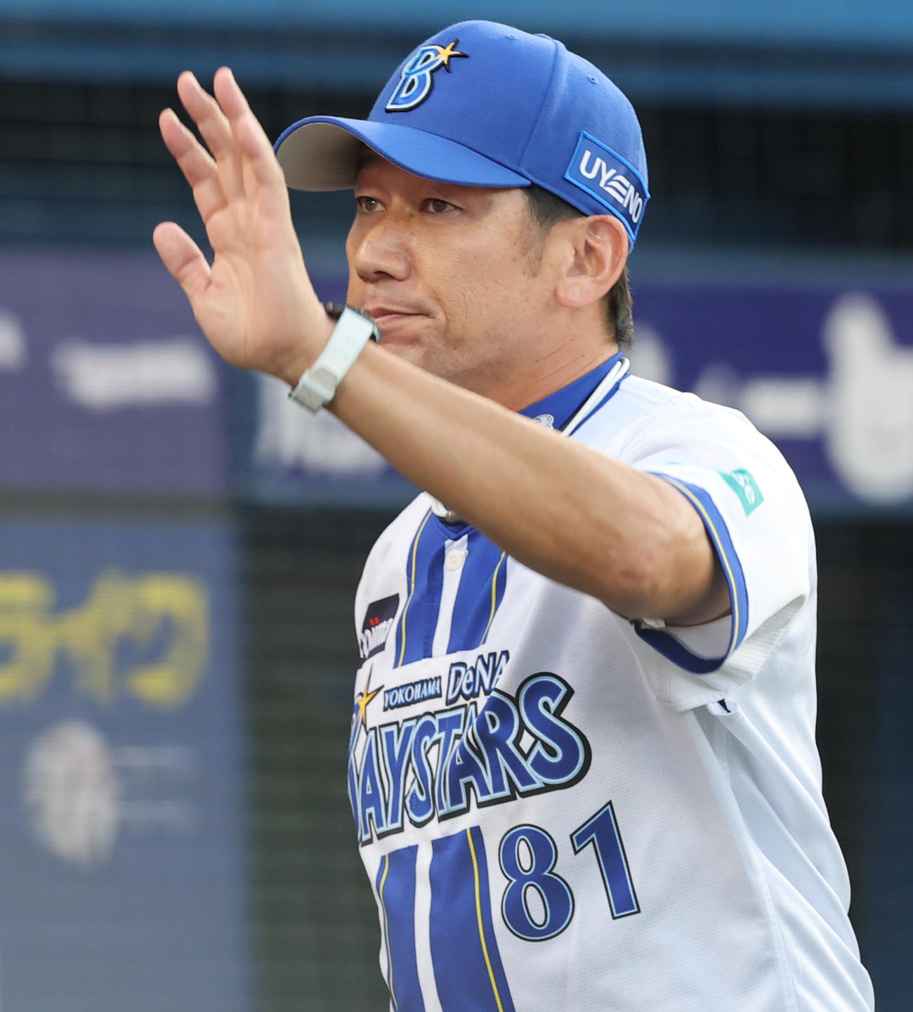 DeNA対広島　メンバー表の最終確認を終えファンの声援に応えるDeNA三浦監督（撮影・野上伸悟）