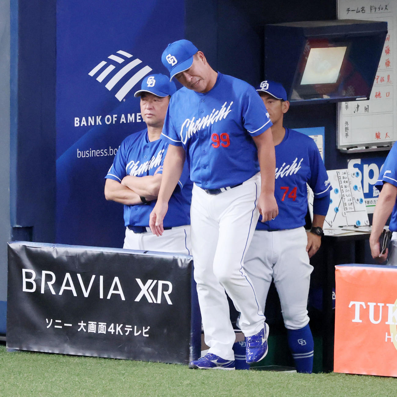 阪神対中日　8回表中日1死一塁、上林の三振で一塁走者ブライトも二塁盗塁失敗に終わり、首をかしげながらベンチを出る井上監督（撮影・加藤哉）