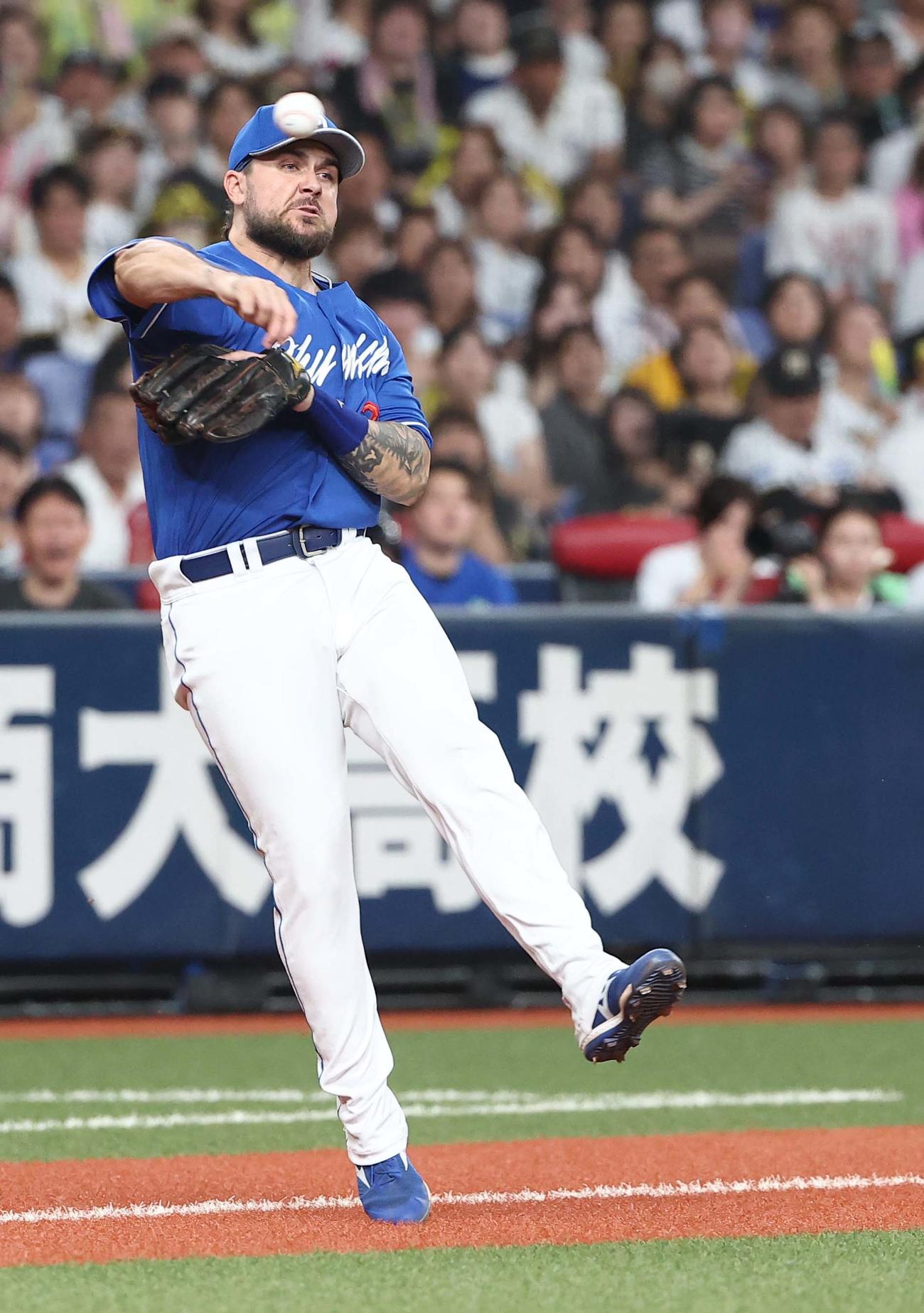 阪神対中日　2回裏阪神1死一、二塁、井坪の内野安打を一塁へ悪送球するチェイビス（撮影・上田博志）