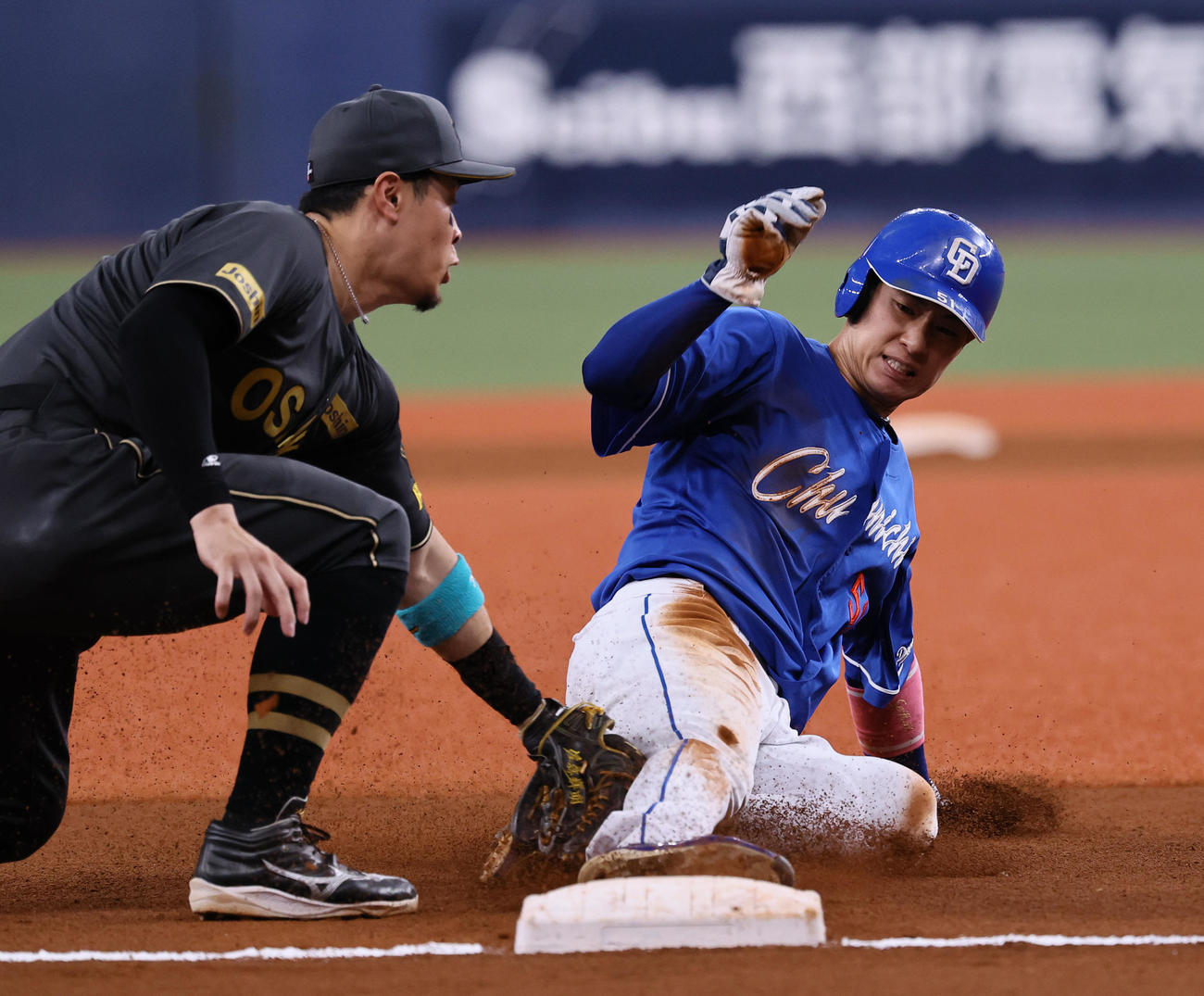 阪神対中日　6回表中日1死一塁、二盗を決めた上林は、送球が逸れる間に三塁を狙うもタッチアウトになる。野手佐藤輝（撮影・藤尾明華）